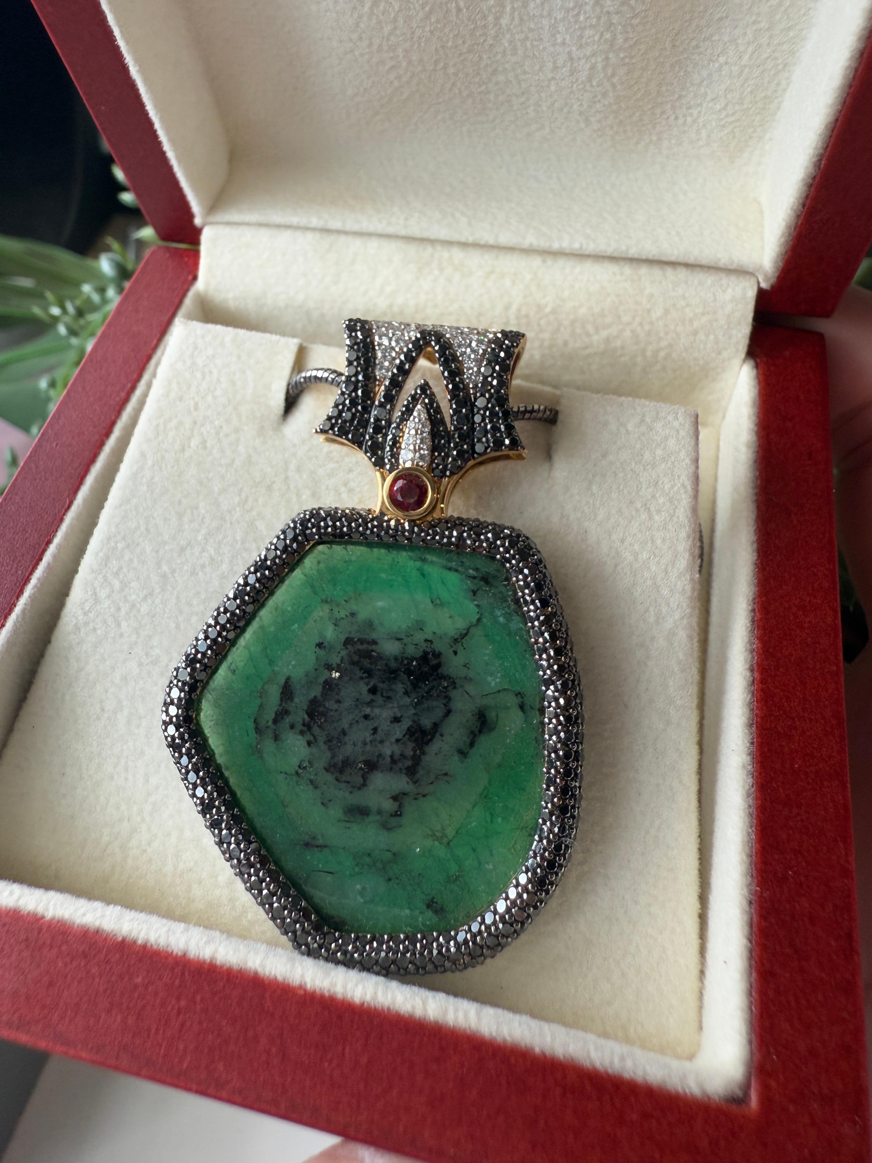 Pendentif Poison Apple en or jaune 18 carats avec émeraudes, diamants noirs et rubis Neuf - En vente à ประเวศ, TH