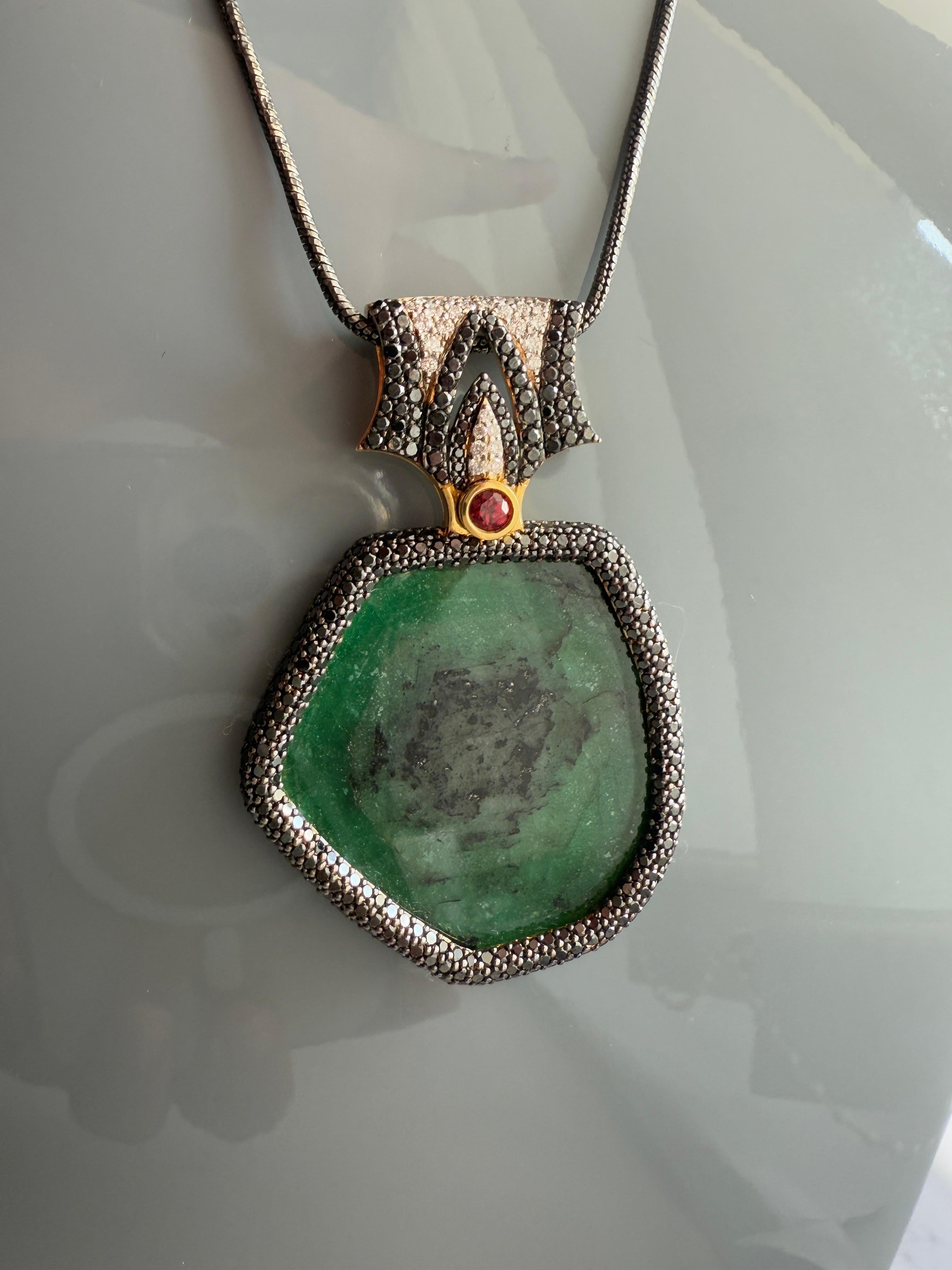 Pendentif Poison Apple en or jaune 18 carats avec émeraudes, diamants noirs et rubis en vente 2
