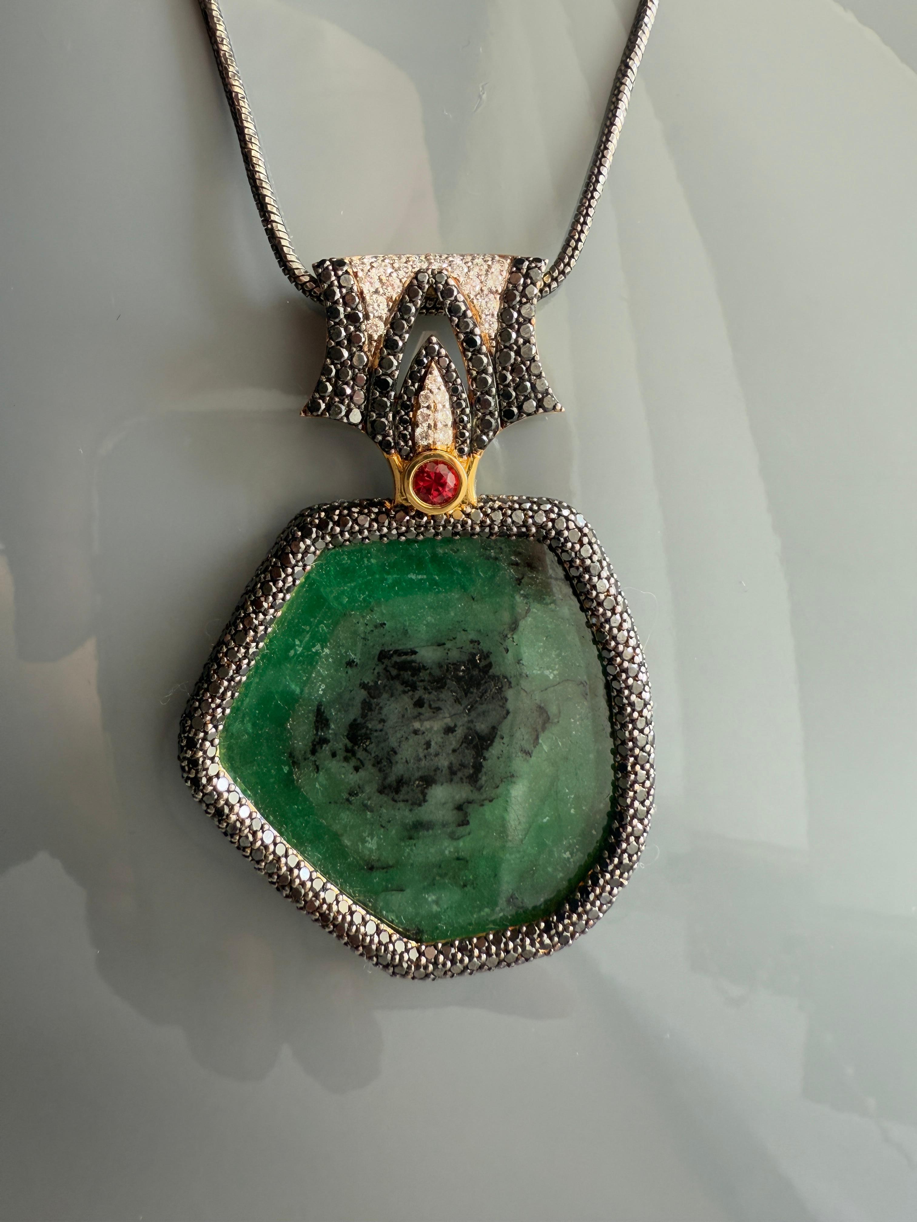 Pendentif Poison Apple en or jaune 18 carats avec émeraudes, diamants noirs et rubis en vente 3
