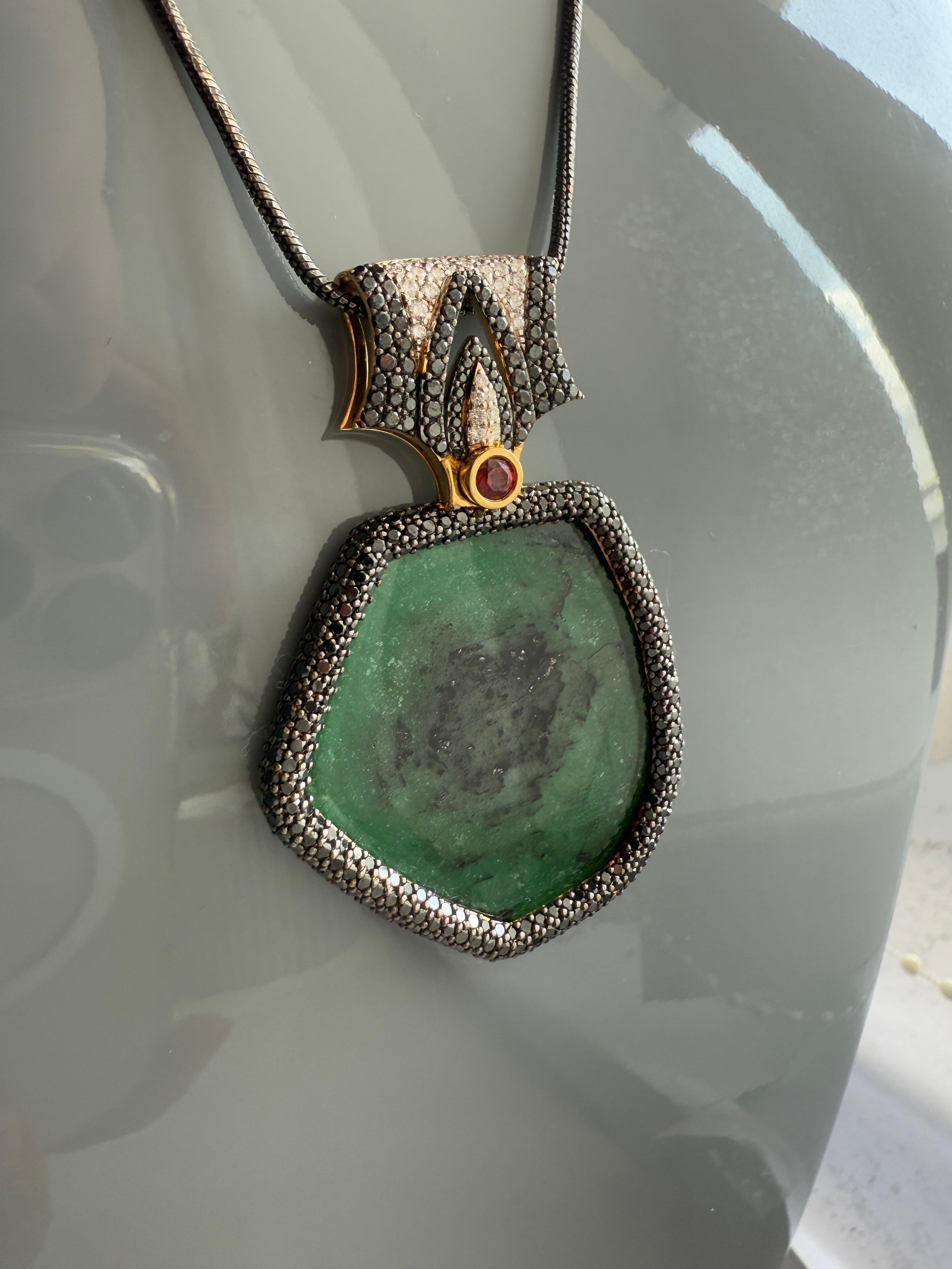Pendentif Poison Apple en or jaune 18 carats avec émeraudes, diamants noirs et rubis en vente 4