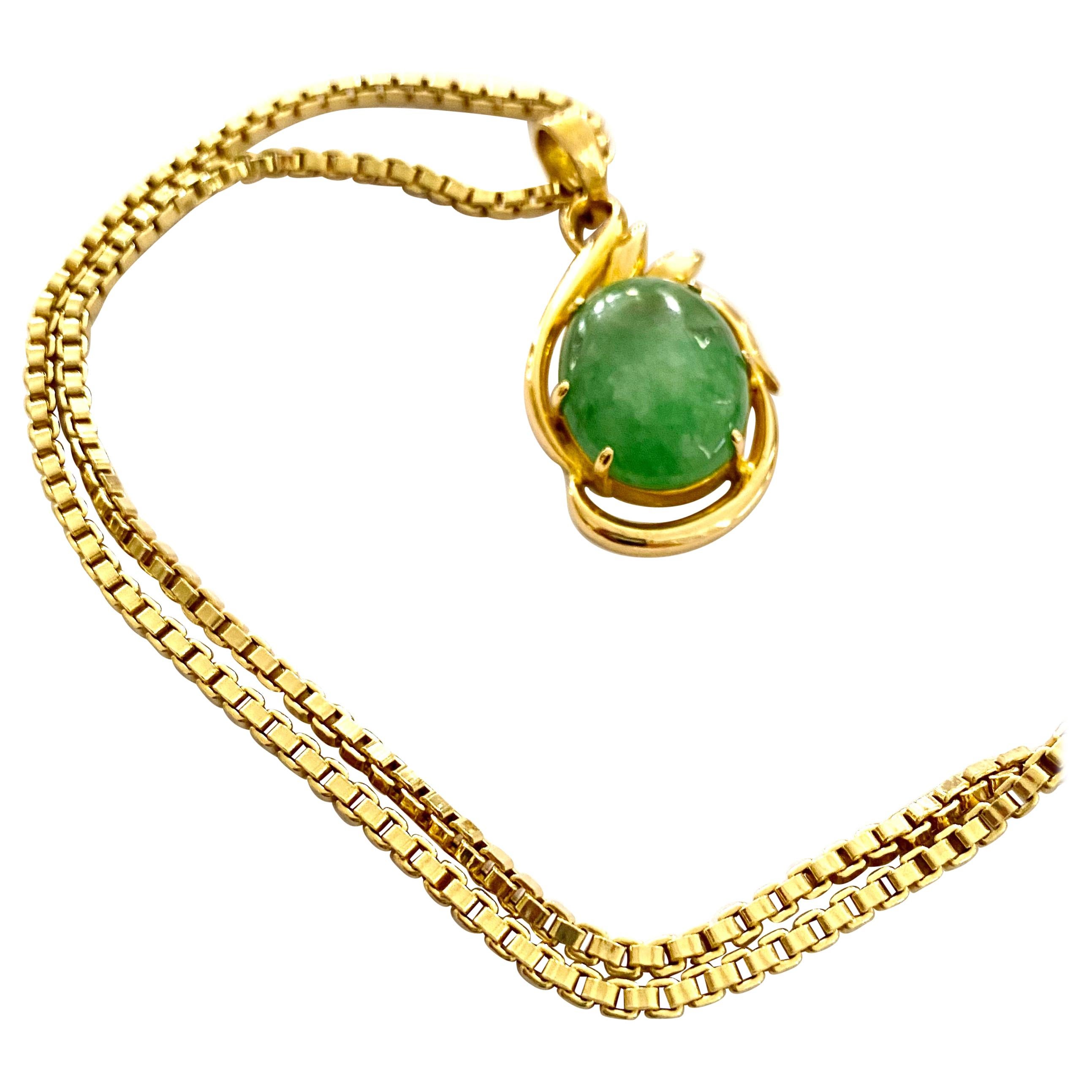 18 Karat Yellow Gold Pendant with Green Quartz and Chain 18 Karat