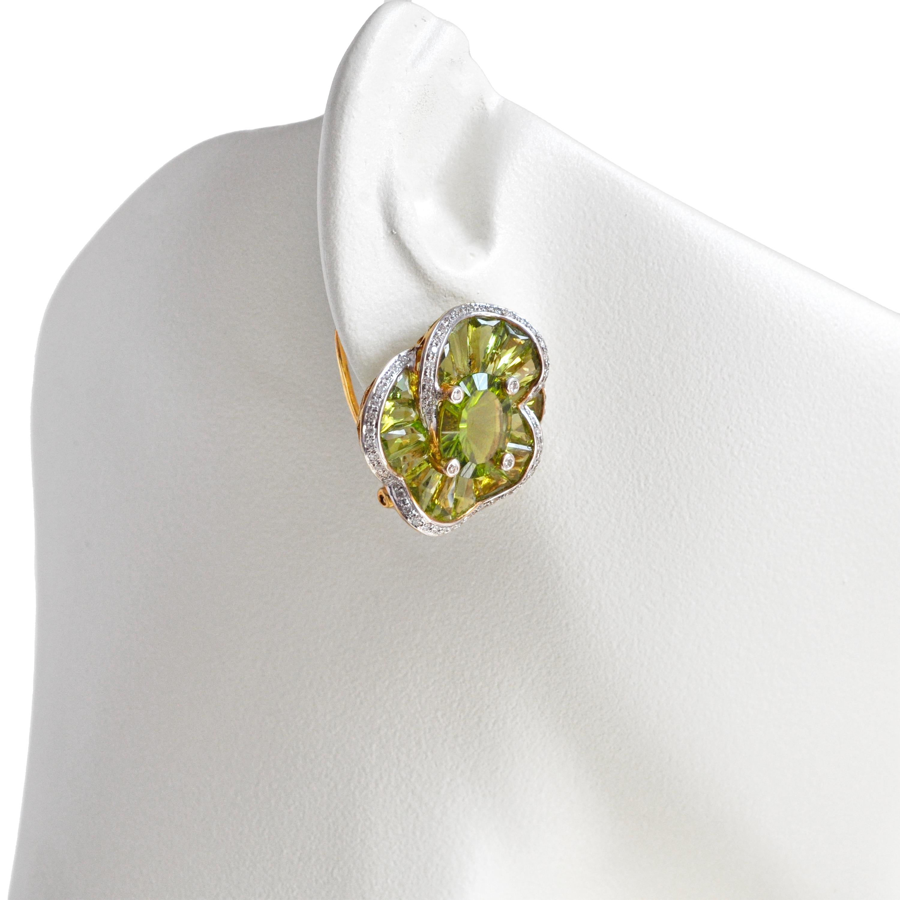 18K Yellow Gold Peridot Special Cut Flower Contemporary Cocktail Stud Earrings In New Condition For Sale In Jaipur, Rajasthan