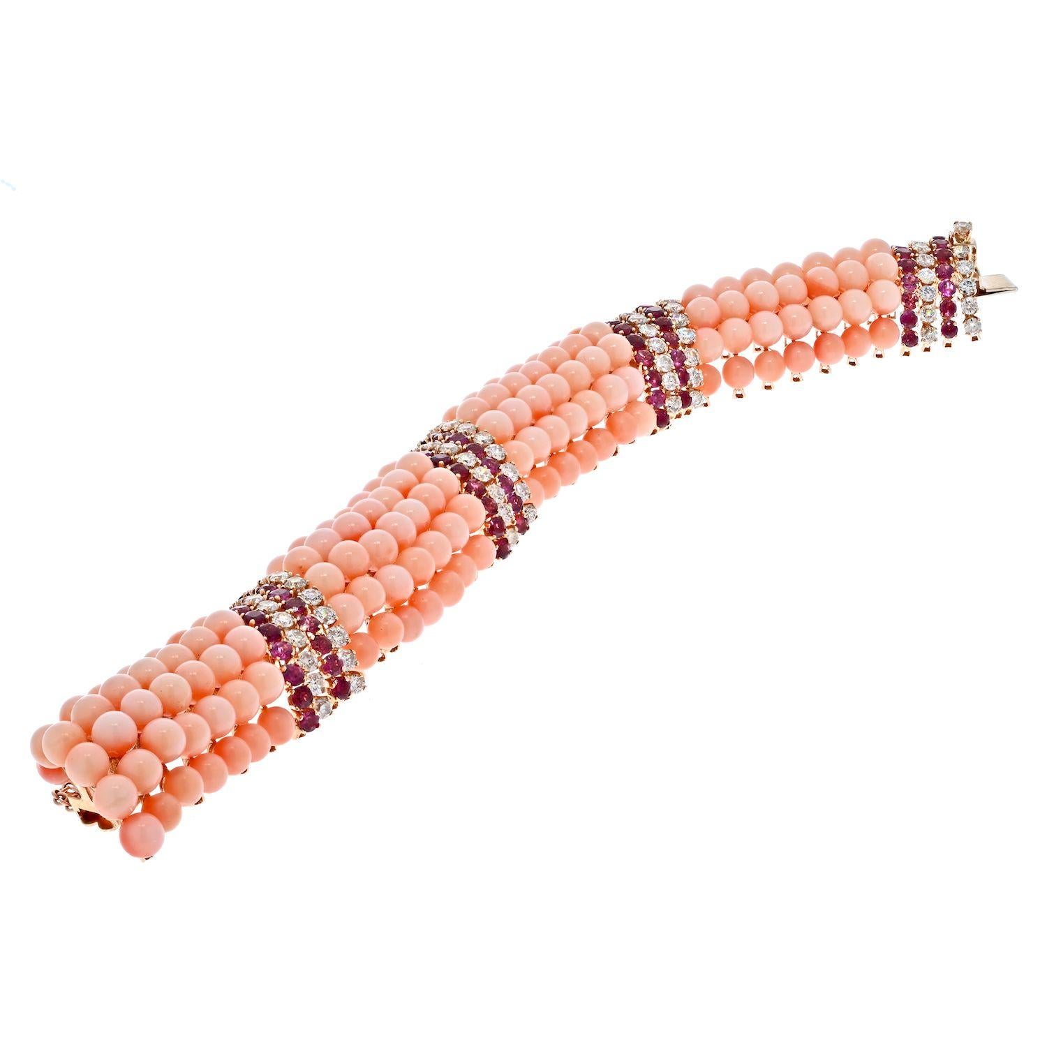 Amazing retrò bracelet in 14 karat rose gold structure mounted with 4 sections of spheres of pink coral and,between of them, rows of garnets and diamonds.
This bracelet was totally handmade by Italian master goldsmiths and it is in perfect