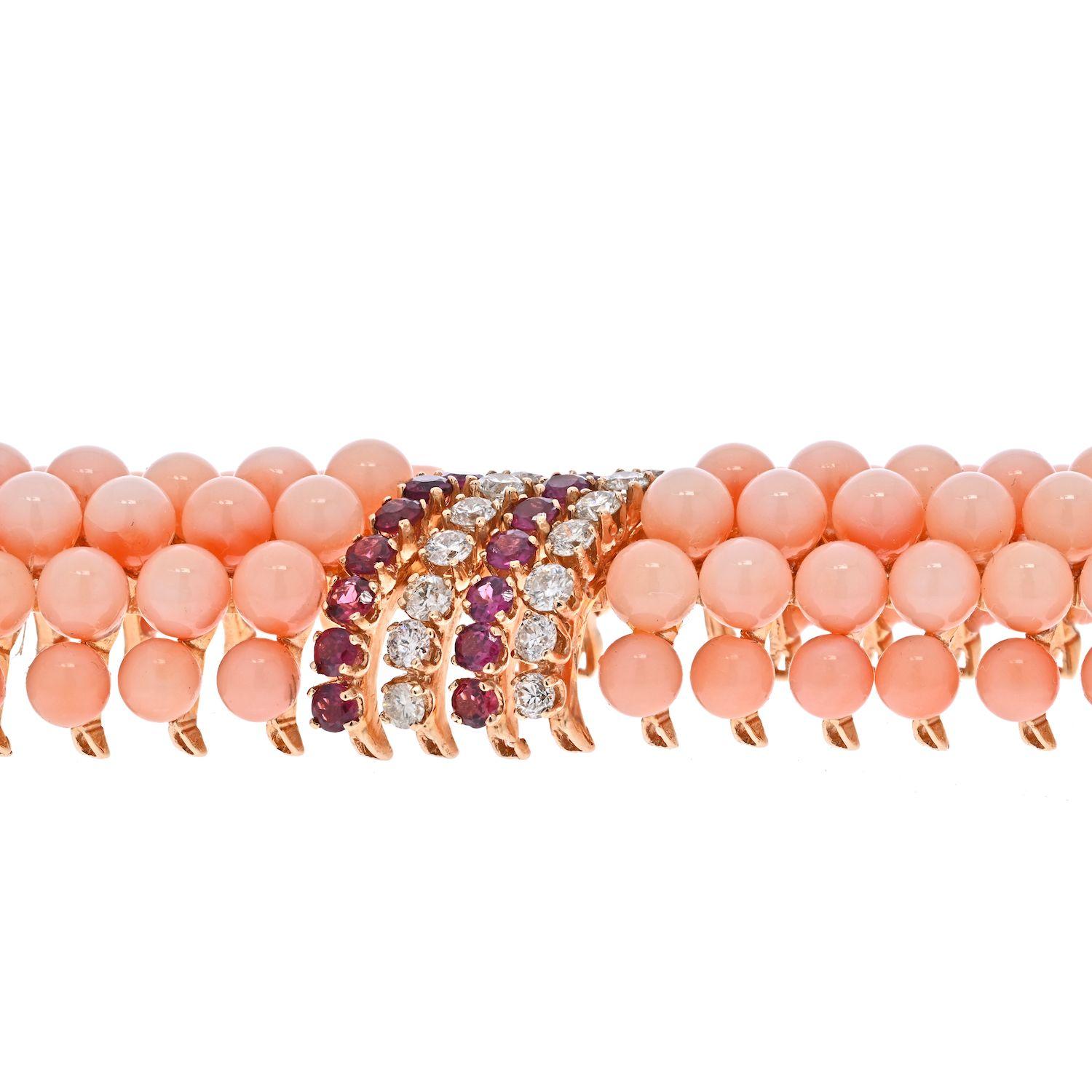 Mehrreihiges Armband aus 18 Karat Gelbgold mit rosa Korallenperlen, Diamanten und Rubinen (Moderne) im Angebot