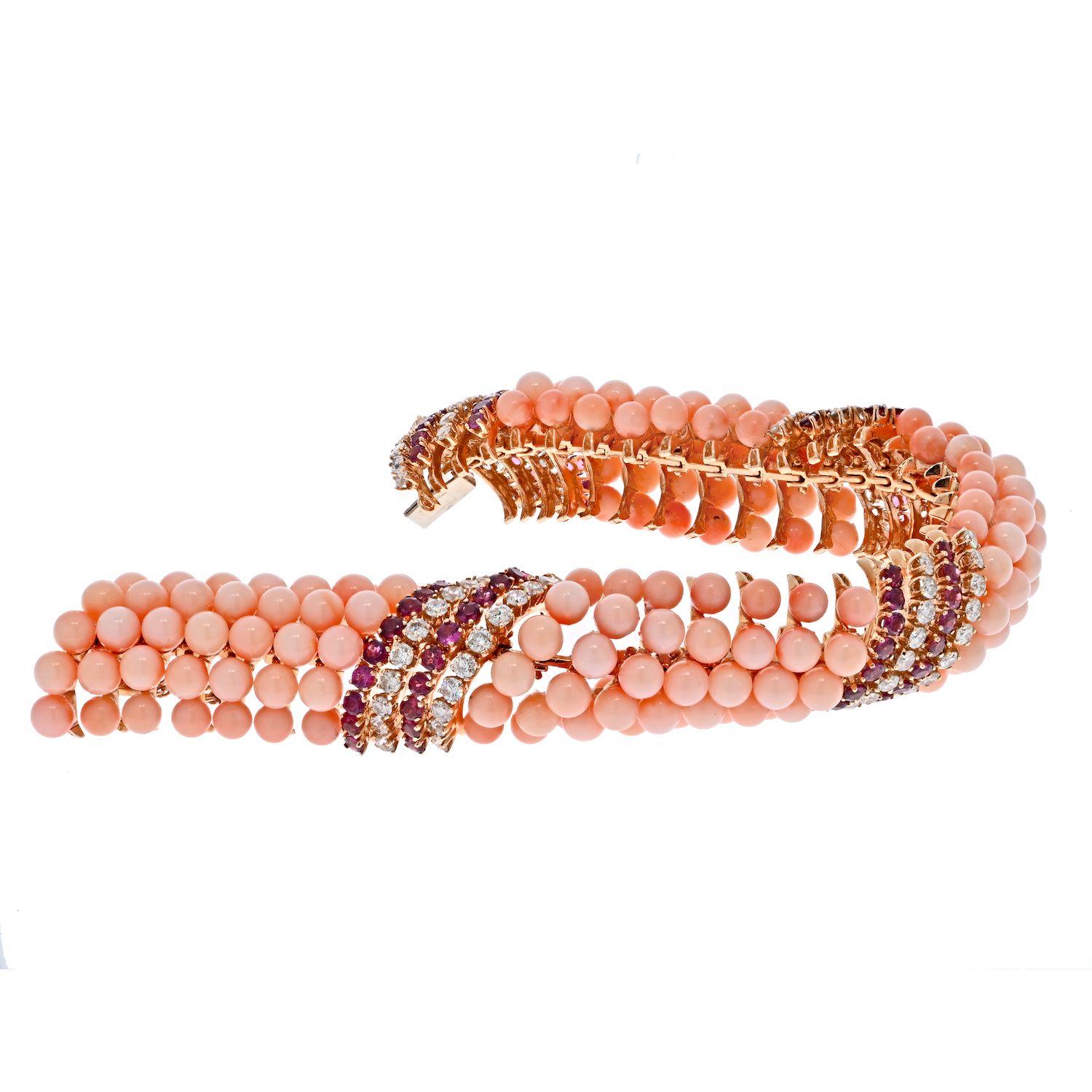 Mehrreihiges Armband aus 18 Karat Gelbgold mit rosa Korallenperlen, Diamanten und Rubinen (Rundschliff) im Angebot