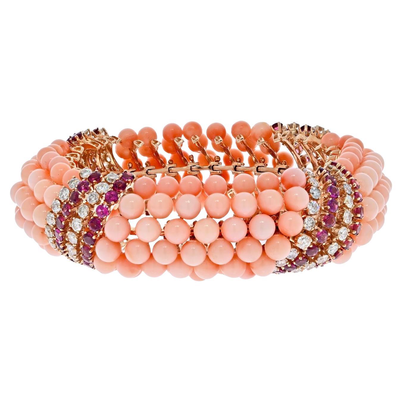 Mehrreihiges Armband aus 18 Karat Gelbgold mit rosa Korallenperlen, Diamanten und Rubinen im Angebot