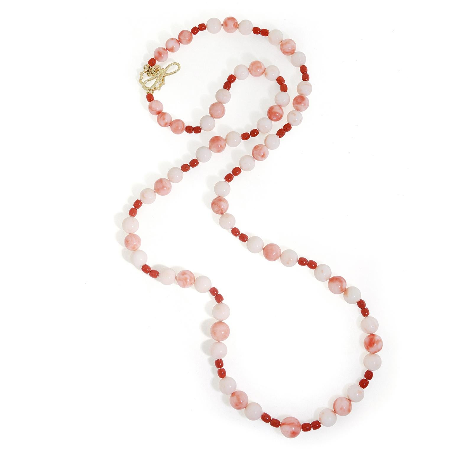 18K Yellow Gold Pink, Red, and White Coral Bead Necklace In New Condition For Sale In New York, NY