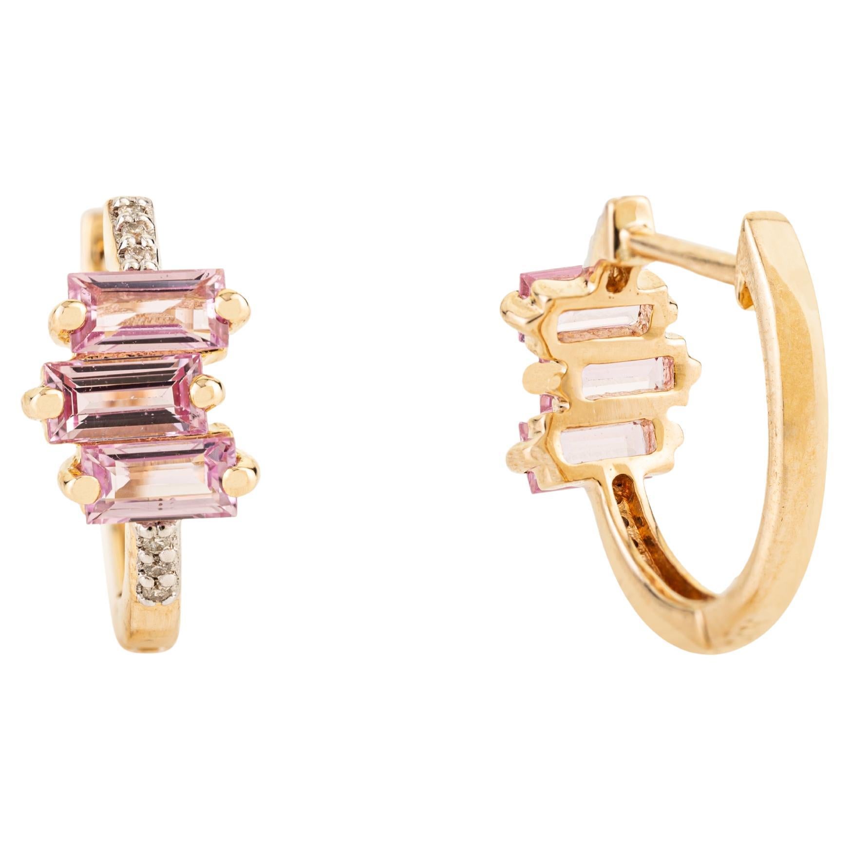 Boucles d
oreilles en or jaune 18K avec saphir rose et diamant Baguette pour cadeau en vente