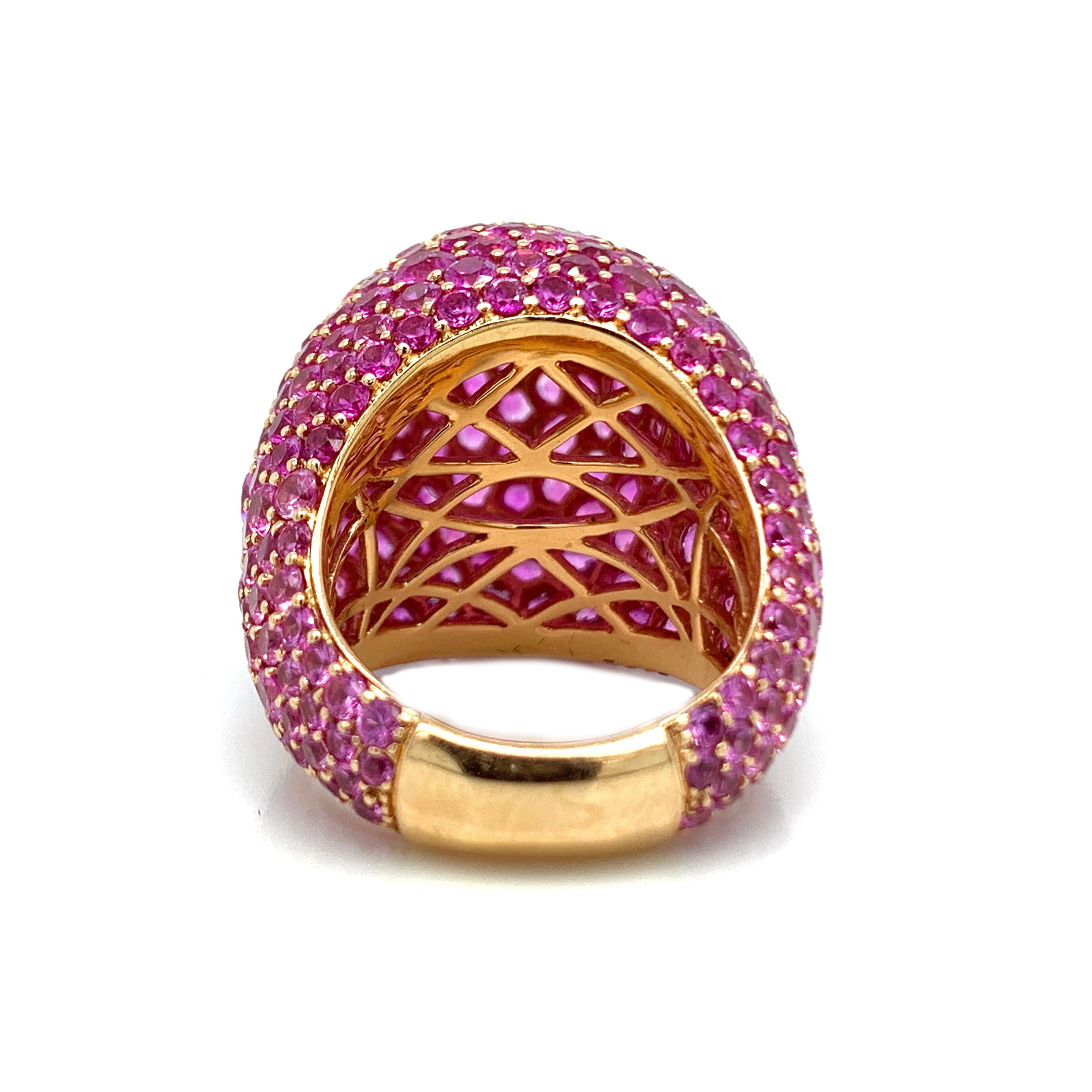 Une bague dôme en saphir rose de très belle facture. En or jaune 18 carats finition polie, cette magnifique bague dôme pèse 19.7 grammes et correspond à une taille de bague US 6.5. Couvert, en 17.80cts de magnifiques saphirs roses ronds. La bague