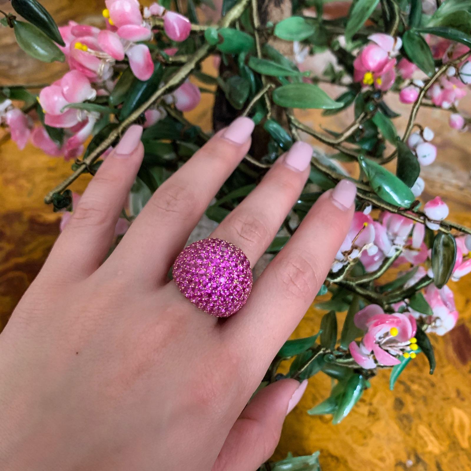 Bague dôme en or jaune 18 carats avec saphir rose en vente 1