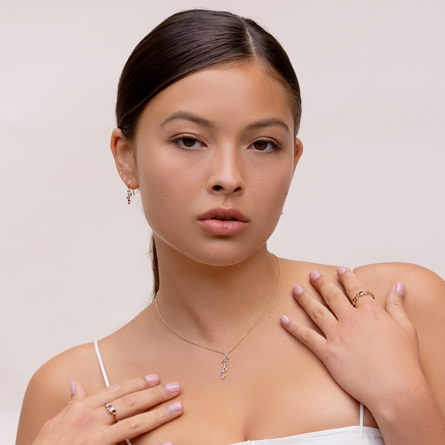 Luxueusement fabriqué à la main en or jaune 18 carats rayonnant, cet élégant pendentif Cascade présente une délicate cascade de rubis et de saphirs roses. Les pierres précieuses colorées sont serties par frottement dans une combinaison d'ombres et
