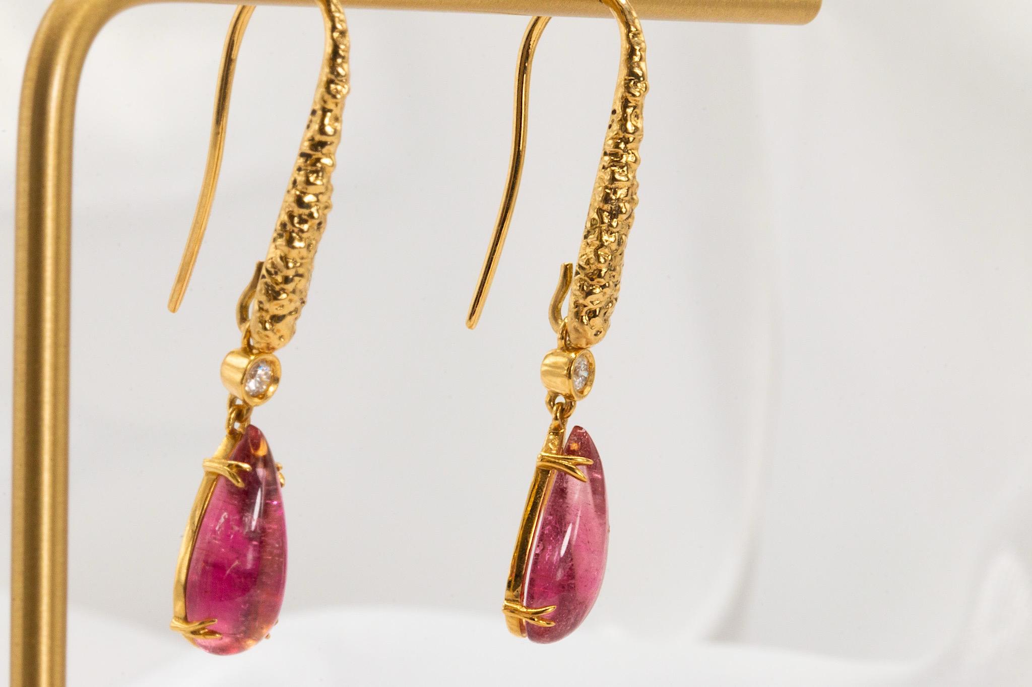 Cabochon Orecchini a gancio in oro giallo 18k con tormalina rosa e diamanti in vendita