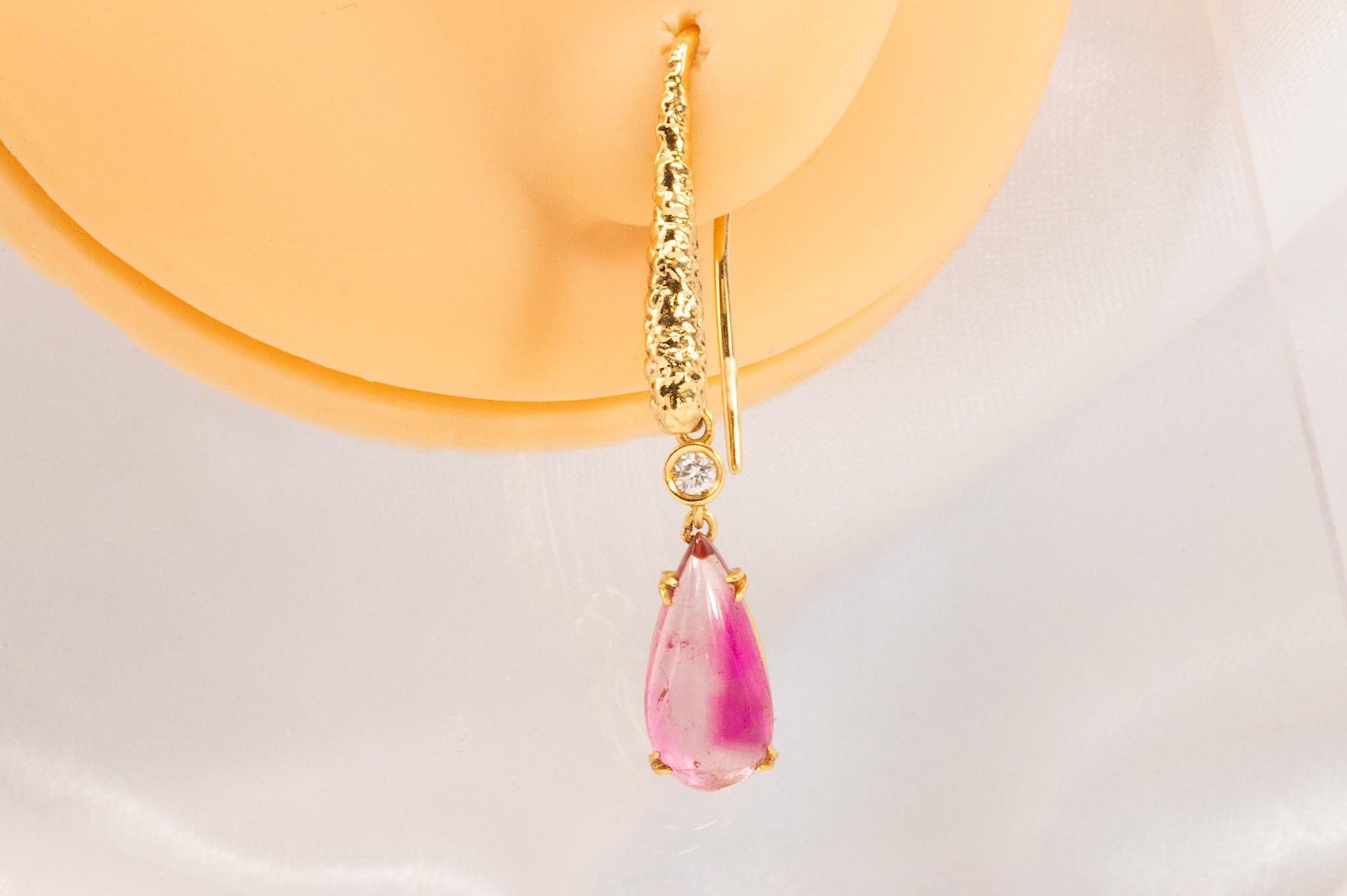 Orecchini a gancio in oro giallo 18k con tormalina rosa e diamanti in vendita 1