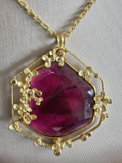Collar con colgante de oro amarillo de 18 quilates, turmalina rosa y diamantes, de Barbara Heinrich