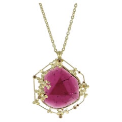Collar con colgante de oro amarillo de 18 quilates, turmalina rosa y diamantes, de Barbara Heinrich