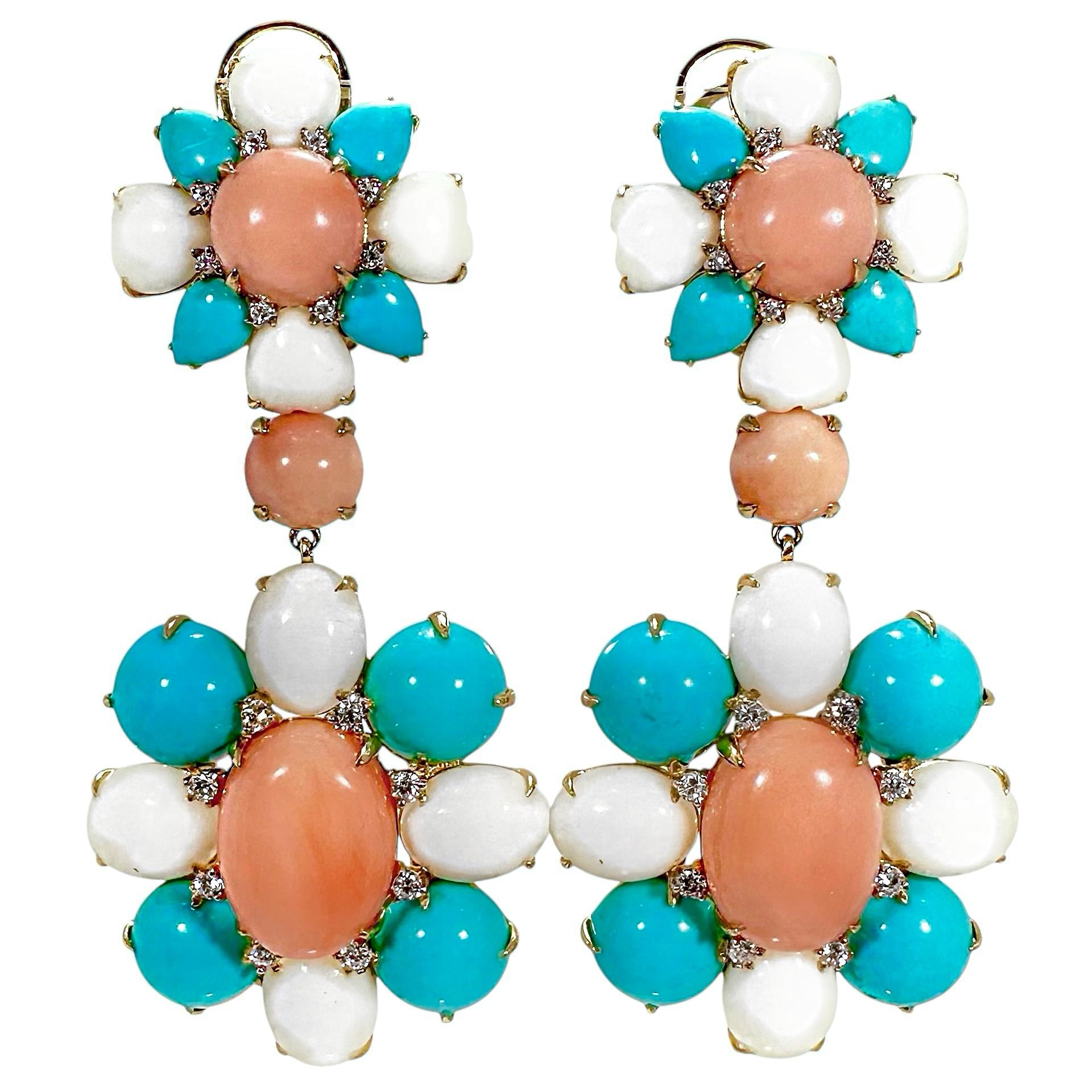 Pure Palm Beach est une description appropriée de cette magnifique paire de boucles d'oreilles jour/nuit en or jaune 18 carats de 2 3/4 pouces de long, aux couleurs pastel. Sertis dans de l'or jaune 18 carats, six cabochons de corail rosé hautement