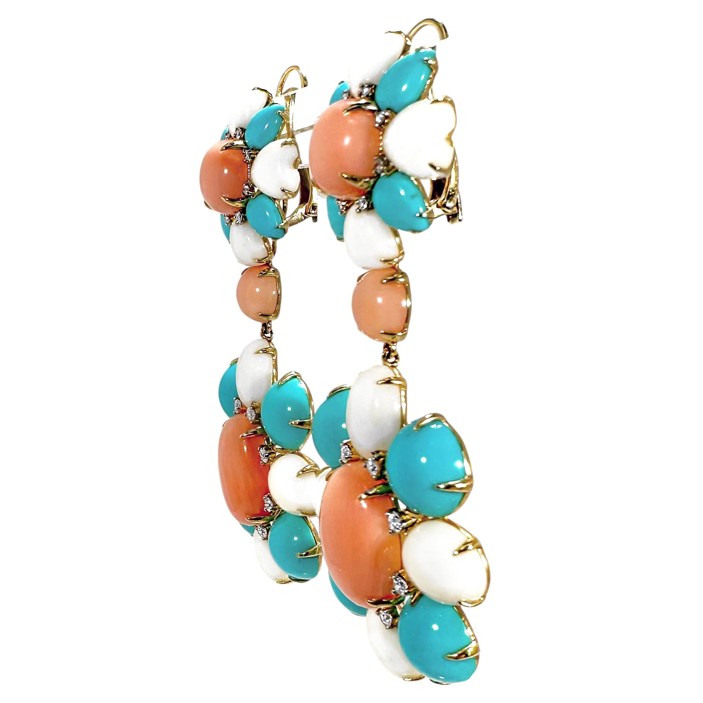 Moderne Boucles d'oreilles en or jaune 18 carats, corail roseâtre, turquoise et diamant de 2,75 pouces de long en vente