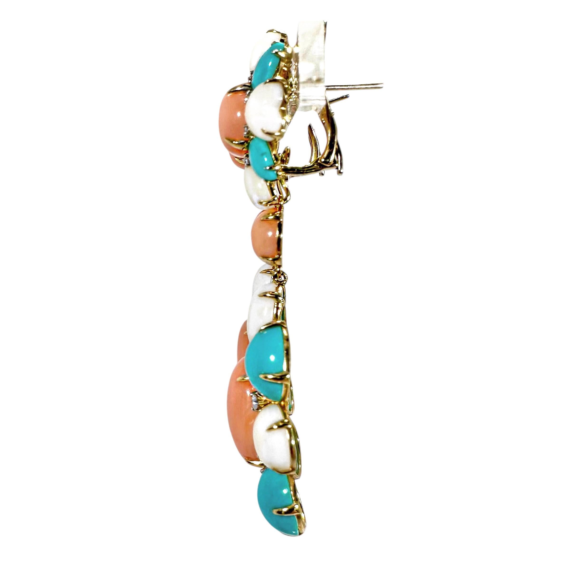 Taille brillant Boucles d'oreilles en or jaune 18 carats, corail roseâtre, turquoise et diamant de 2,75 pouces de long en vente