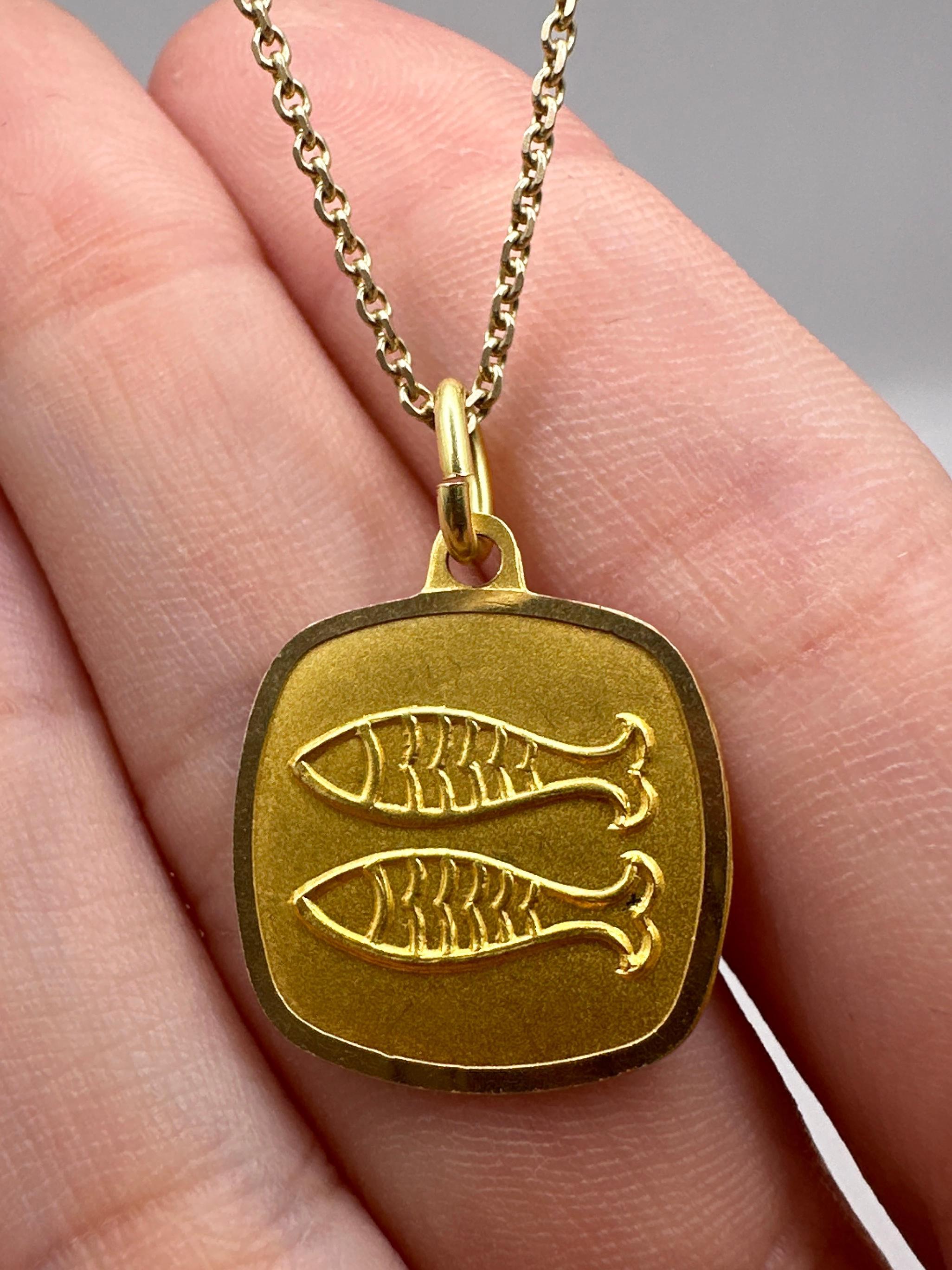 Embrace being a Pisces with this beautifully crafted 18k Yellow Gold Pisces Pendant, complete with a 14k chain. The stunning yellow gold and intricate markings make it a unique statement piece. From the 1960's, it's in good condition with some minor