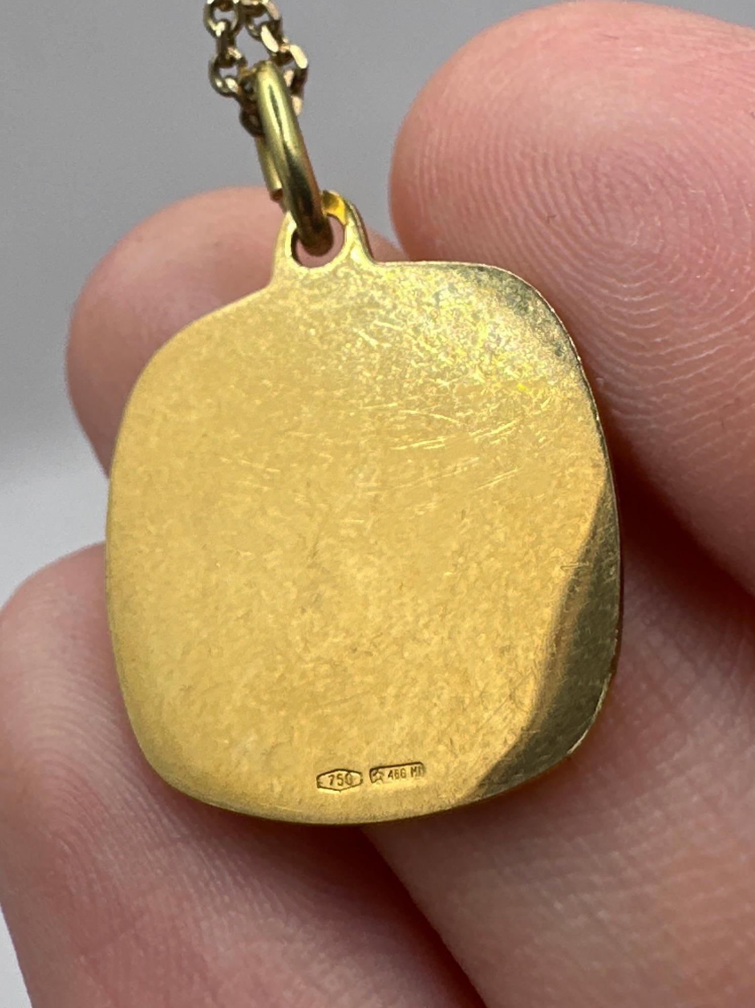 18k Yellow Gold Pisces Pendant with 14k Chain In Good Condition For Sale In New York, NY