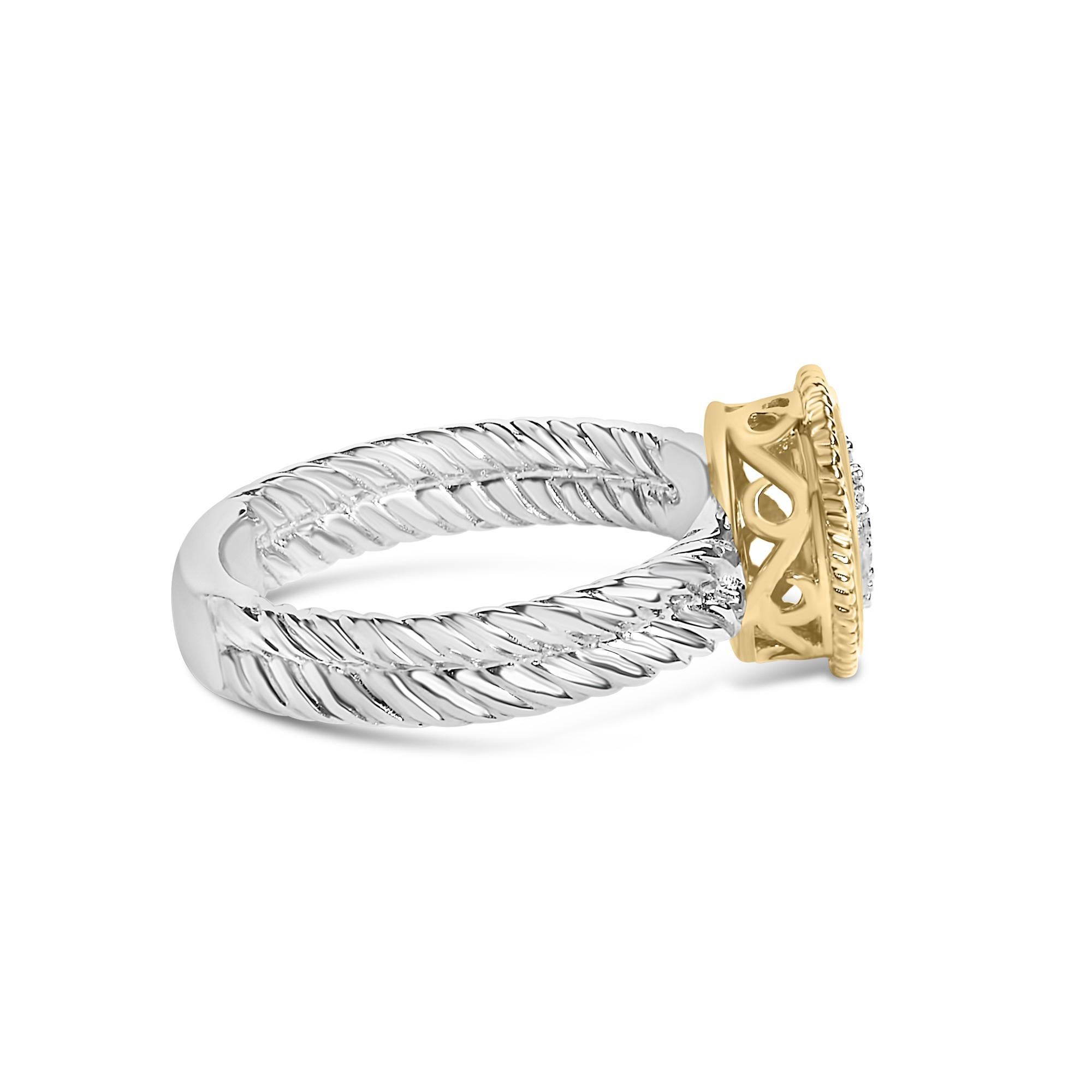 Embárcate en un viaje de elegancia con este exquisito anillo, testimonio de amor y artesanía. Presenta bandas de plata de ley entrelazadas, cuyas texturas en forma de cuerda simbolizan una unidad inquebrantable. En su corazón, un medallón de plata