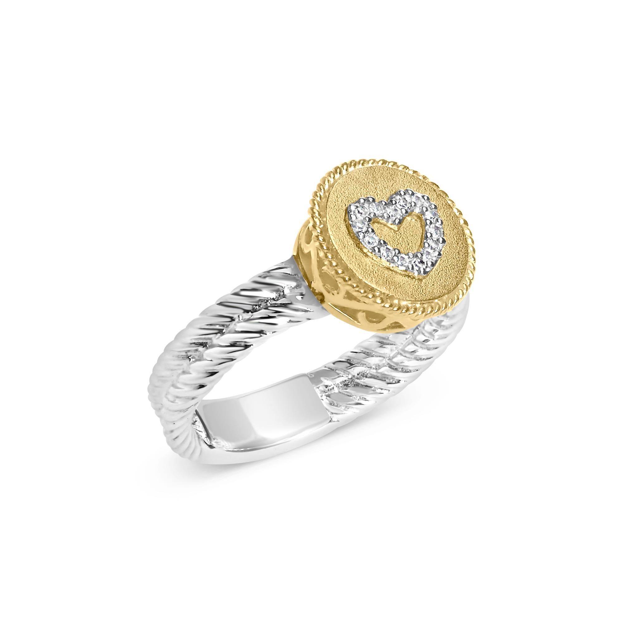 Anillo Corazón de Diamante de Plata de Ley .925 Chapado en Oro Amarillo de 18 K con Acabado Satinado Moderno en venta