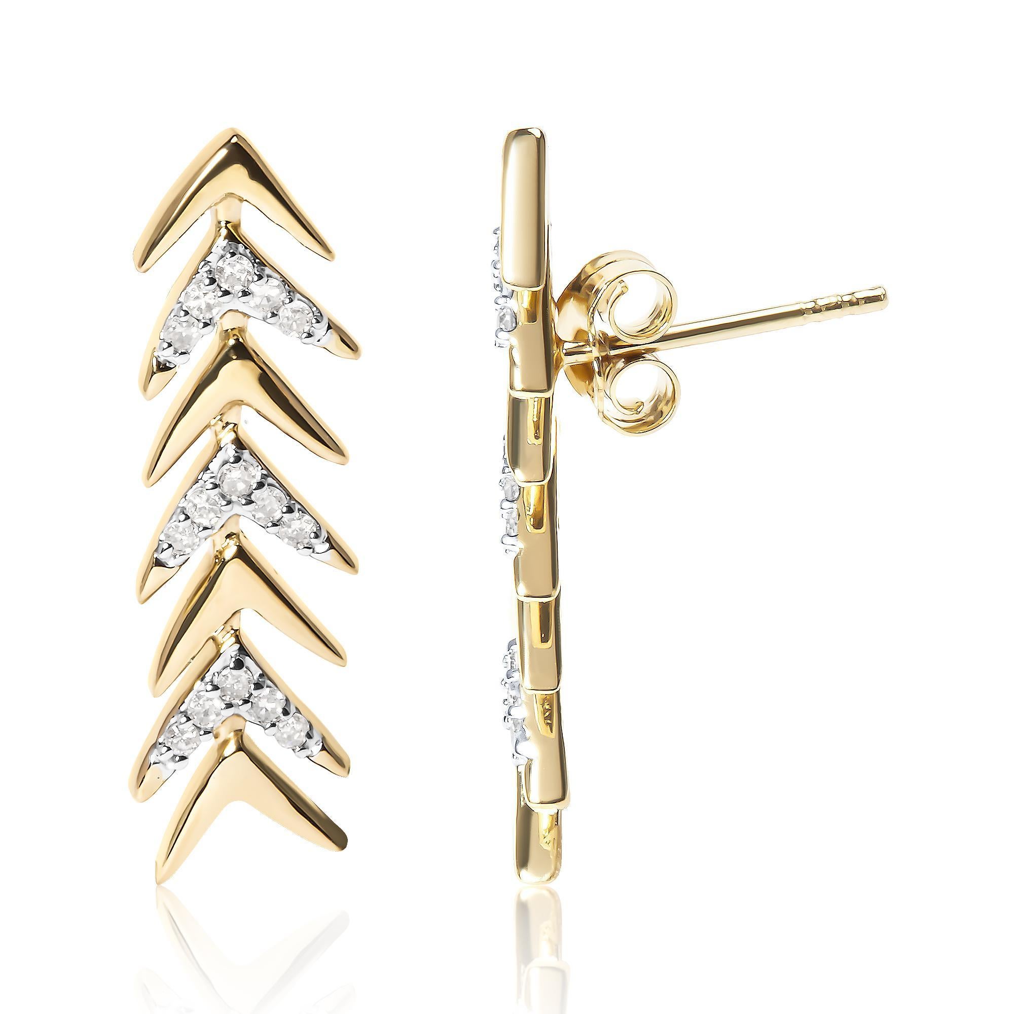 Moderno Orecchino con perno in argento 925 placcato oro giallo 18 carati con diamante da 1/5 di carota Arrow in vendita
