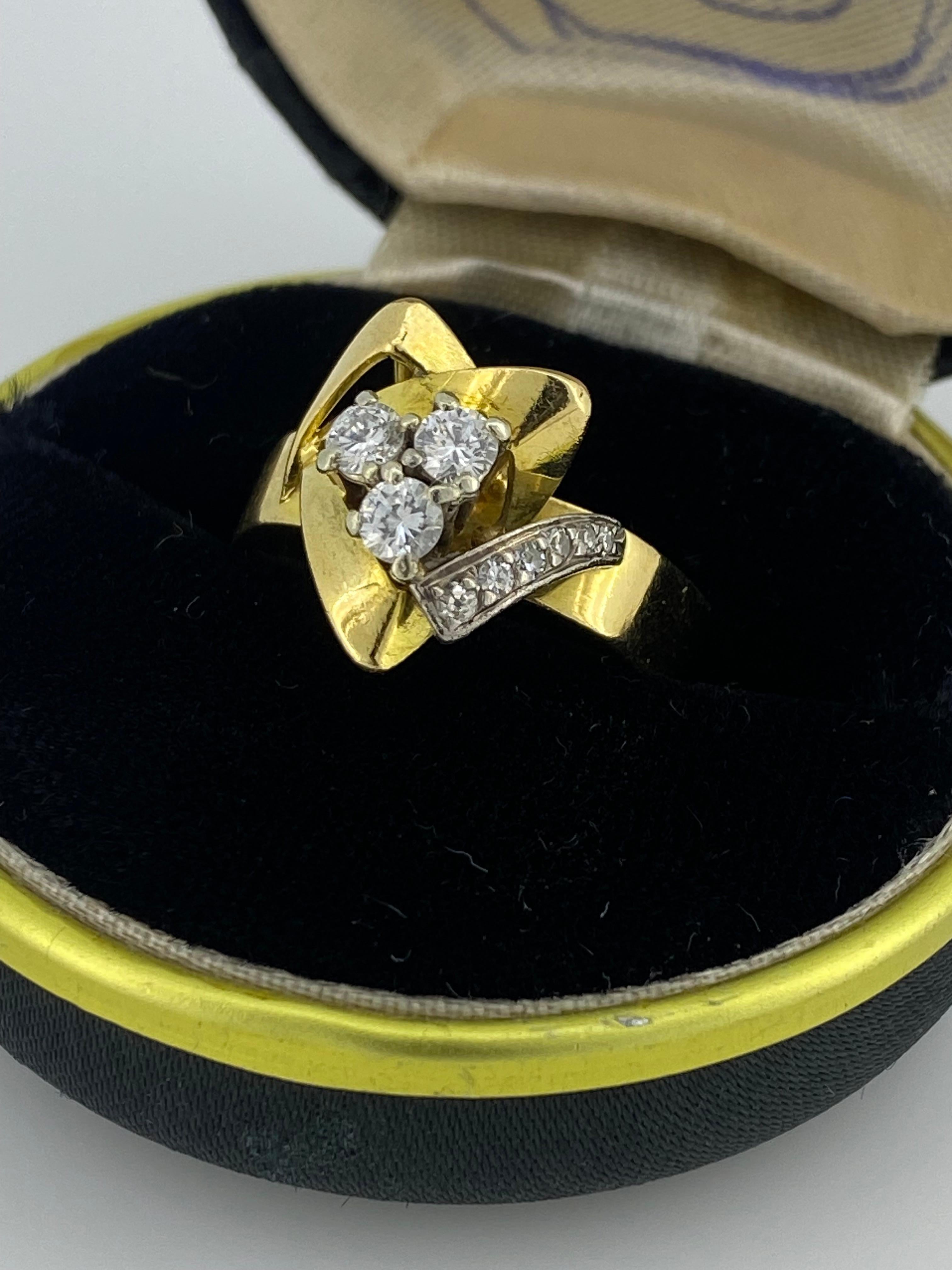 Beautifully designed as a triangle
within another geometrical figure, 
with front measuring 17mm 

Centrally claw-set with an elegant cluster 
of 3 round brilliant cut diamonds 
of 0.30ct in total approx. 
of G/H colour, VS/SI clarity 

Further