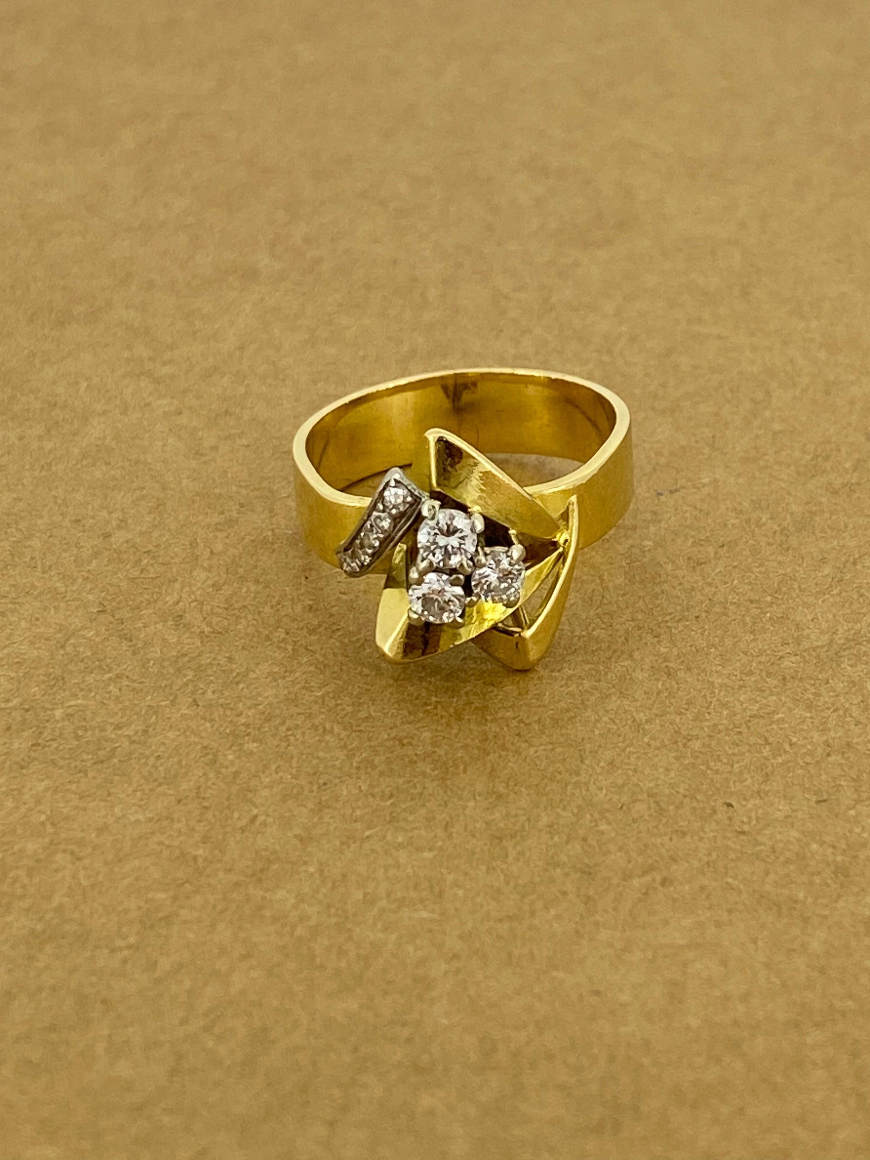 Taille ronde Bague rétro en or jaune 18 carats et platine avec grappe de diamants de 0,40 carat, années 1960 en vente