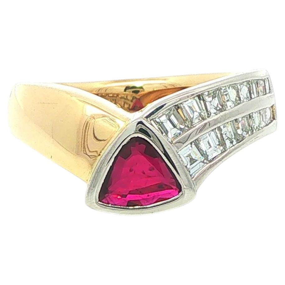 Anello in oro giallo 18k e platino con rubino trillion e diamanti Carrs da 1,17 ct.