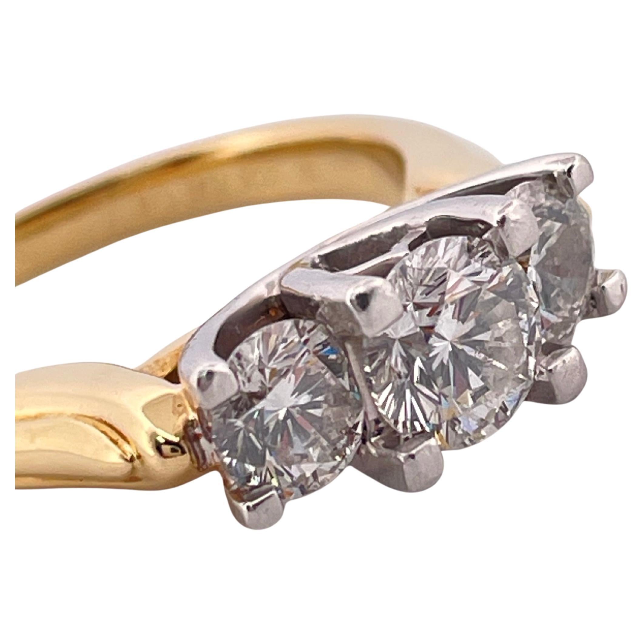 Cette exquise bague en diamant d'un poids total de 1,49 carat allie une élégance intemporelle à un savoir-faire exceptionnel. Réalisé en luxueux or jaune 18 carats, le bracelet se rétrécit doucement jusqu'à une monture en platine qui retient en