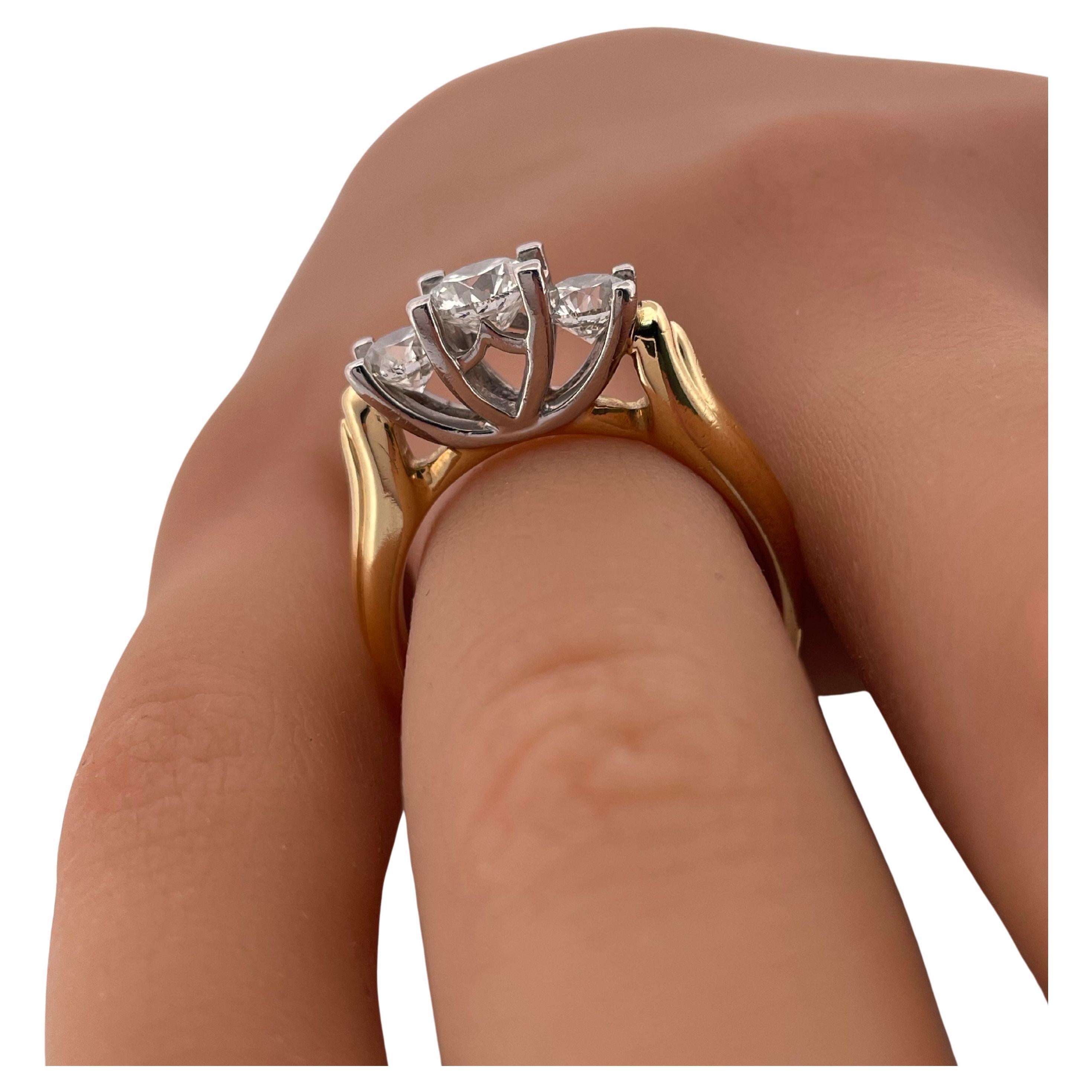 Bague à trois pierres en or jaune 18k et platine 1,49ctw G-H SI1 Diamond en vente 1