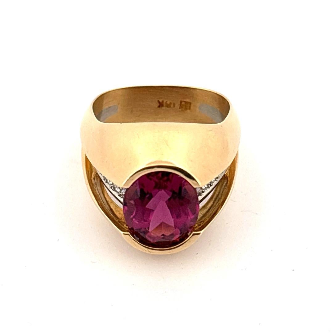 Questo anello in oro giallo 18 carati e platino, che colpisce per la sua forma e il suo colore, presenta un'affascinante morganite rosa dal taglio ovale di 3,50 carati. La morbida tonalità blush della gemma è splendidamente esaltata da
