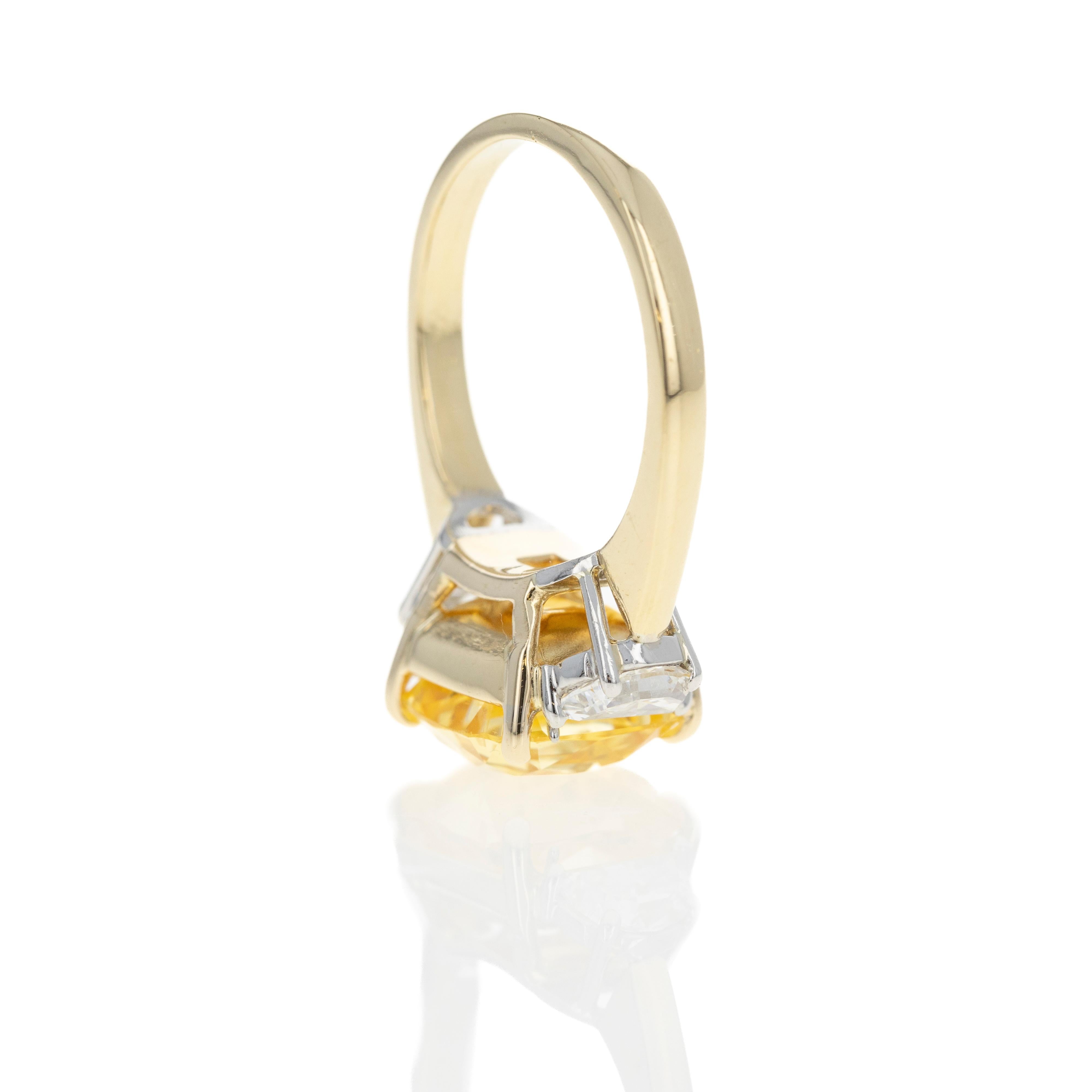 Époque : New
Composition : Or jaune 18K et platine
Pierre principale : Un saphir jaune coussin naturel sans chaleur
Poids en carats : 5,86 carats
Numéro GIA : 15188377
Voir le rapport de la GIA
Pierre d'accent : Deux diamants demi-lune
Poids en