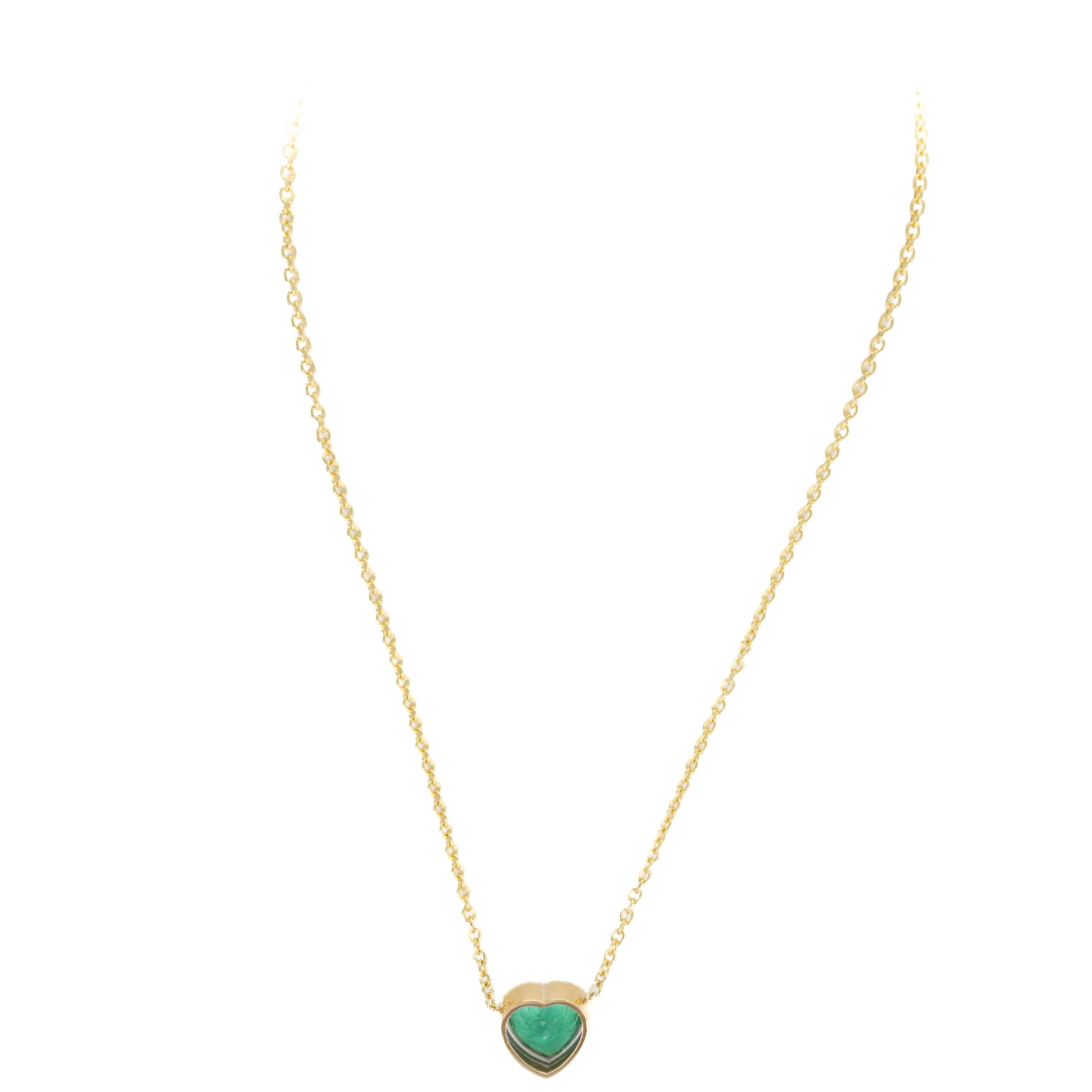 Époque : New

Composition : Or jaune 18K et platine
Pierre précieuse : émeraude naturelle taillée en cœur
Poids en carats : 7,31 carats
Longueur du collier : 18 pouces
Poids du collier : 14.2 Grammes
Code barre de l'article : 421673