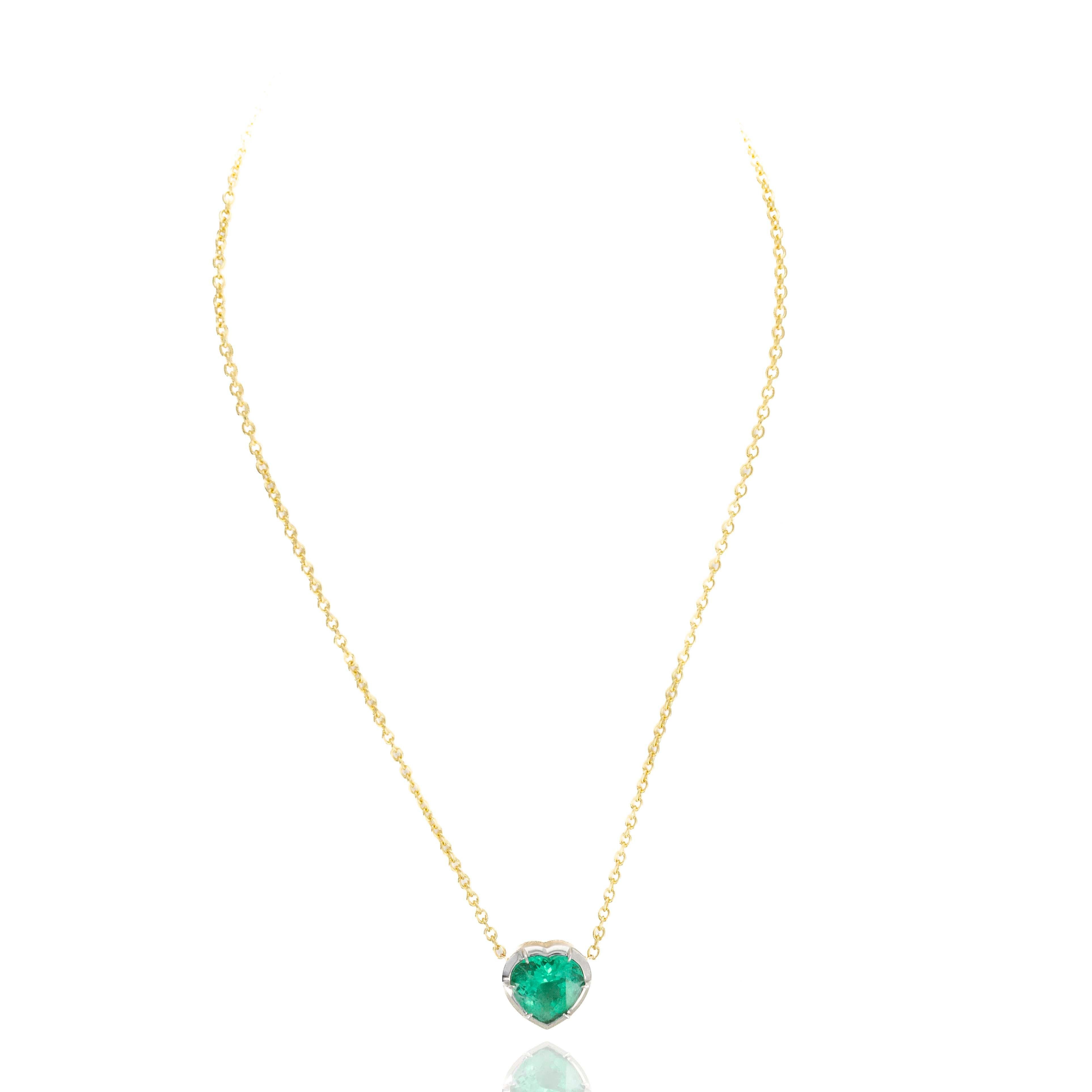 Taille cœur Collier à chaton en or jaune 18 carats et platine avec émeraudes en forme de cœur de 7,31 carats en vente