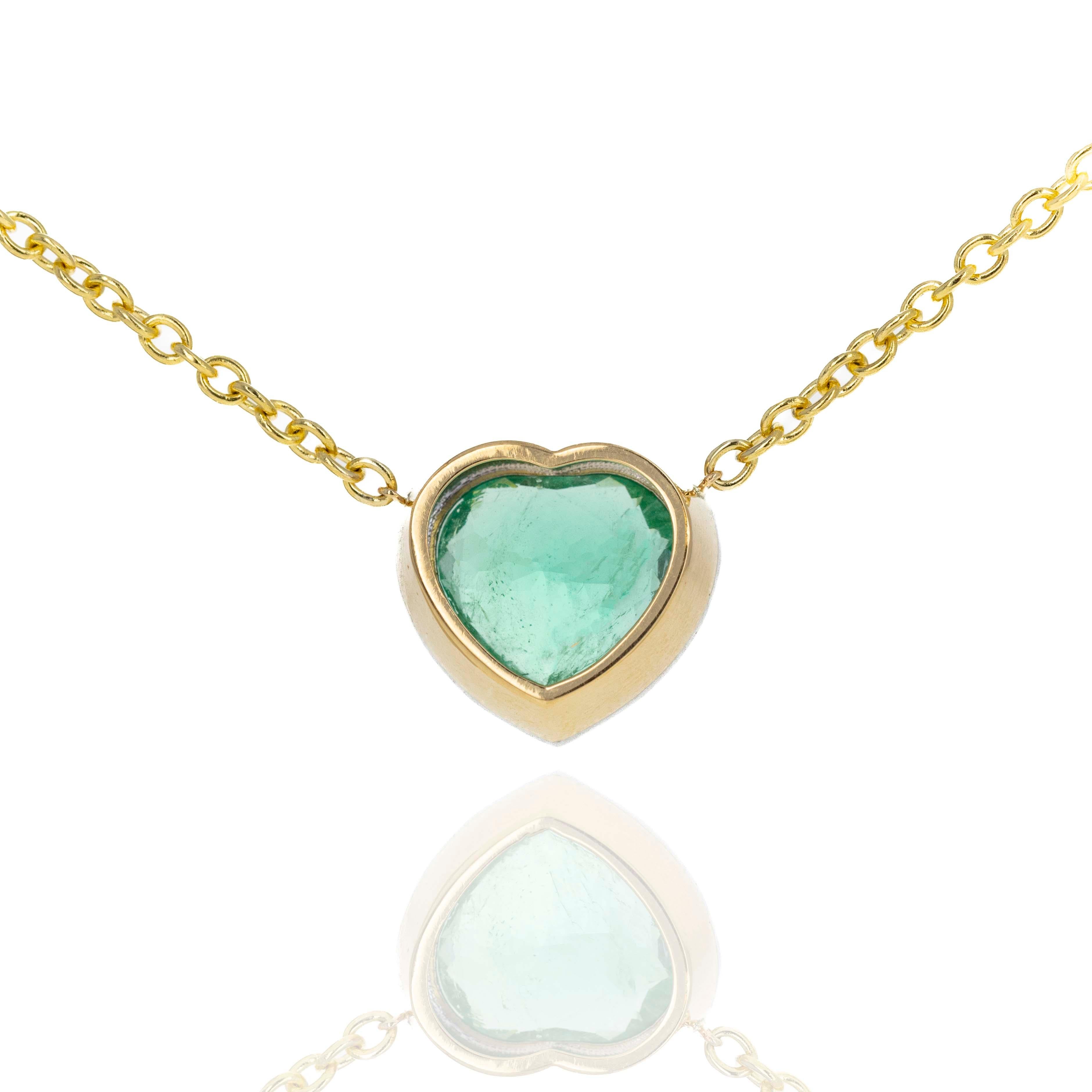 Collier à chaton en or jaune 18 carats et platine avec émeraudes en forme de cœur de 7,31 carats Pour femmes en vente