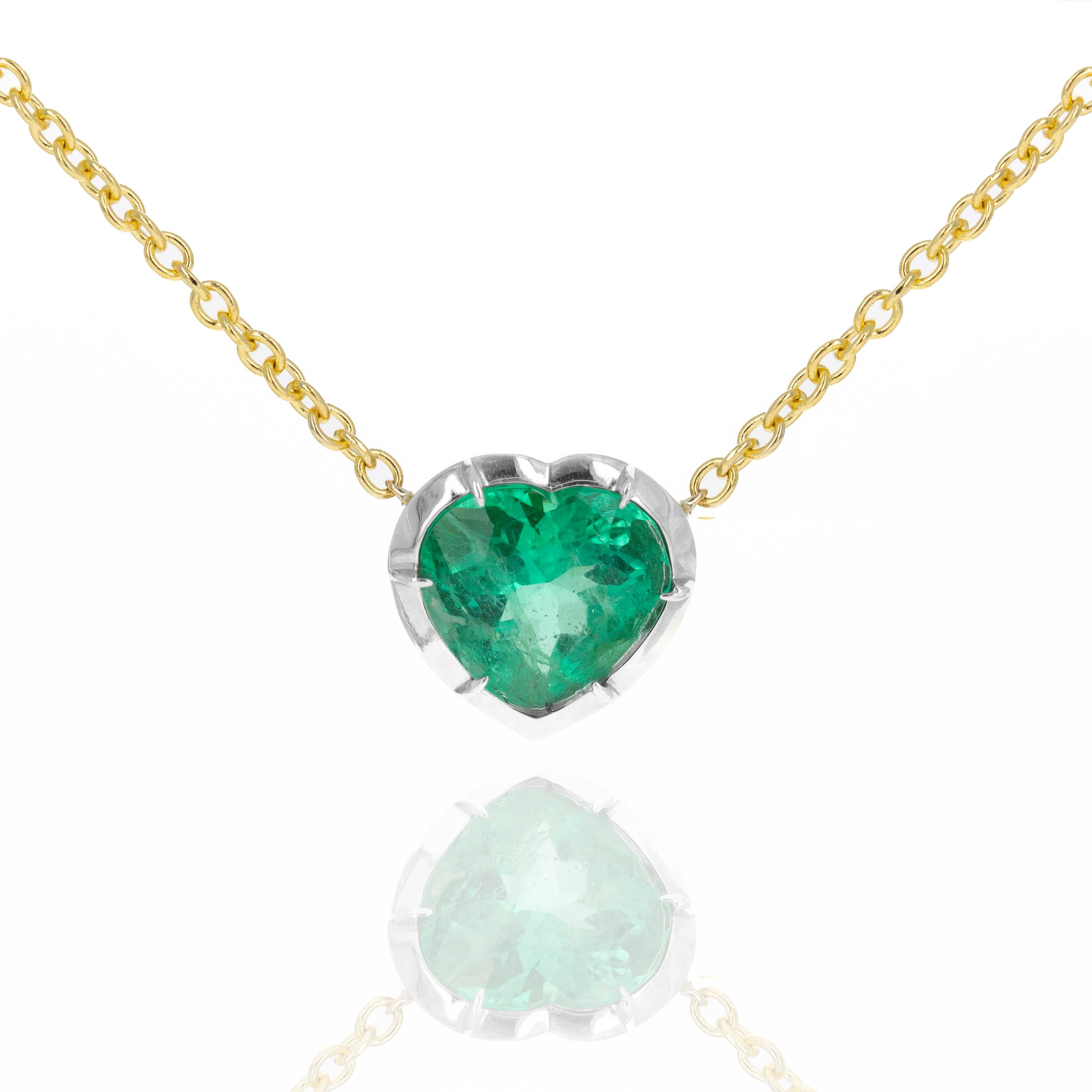 Collier à chaton en or jaune 18 carats et platine avec émeraudes en forme de cœur de 7,31 carats en vente 1