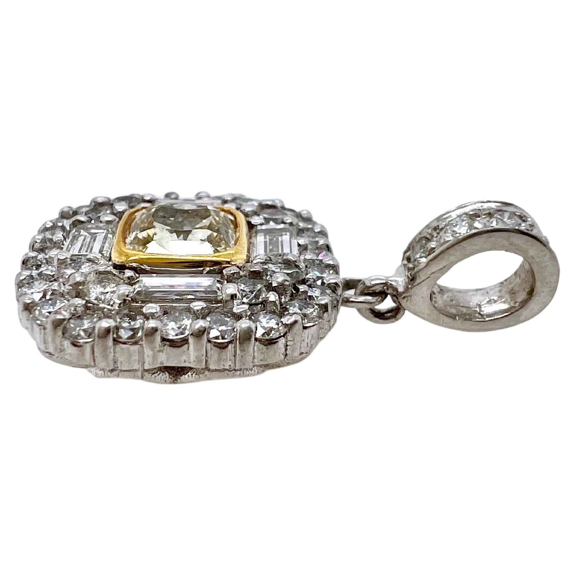 Taille coussin Pendentif en or jaune 18 carats, platine et diamants jaunes avec diamants blancs en vente
