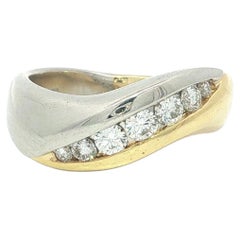 Ring aus 18-karätigem Gelbgold und Platin mit feurig funkelnden Brillanten und gewelltem, massivem Ringband