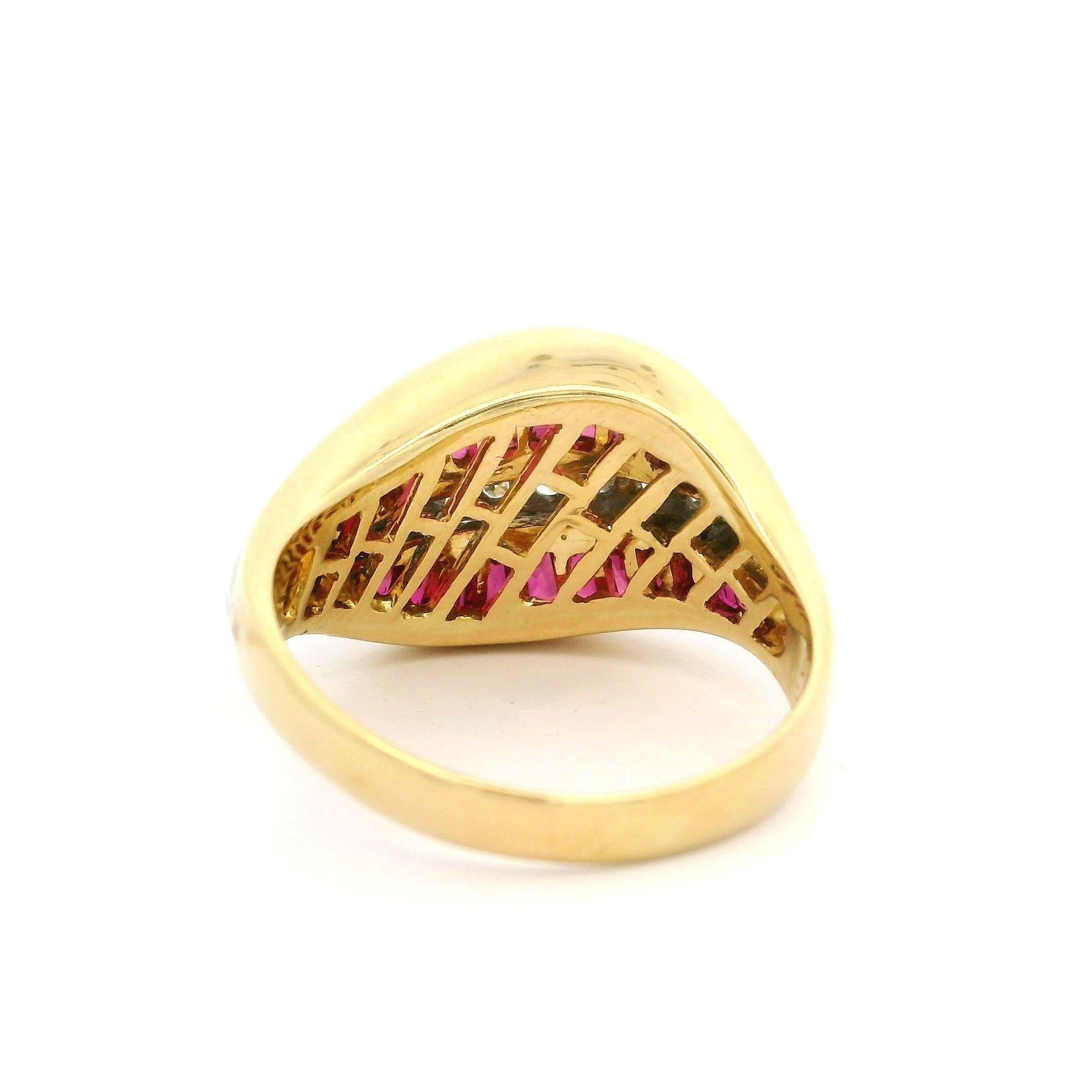 Taille baguette Bague de haute qualité en or jaune 18 carats, platine, rubis baguette 2,82 carats et diamants en vente