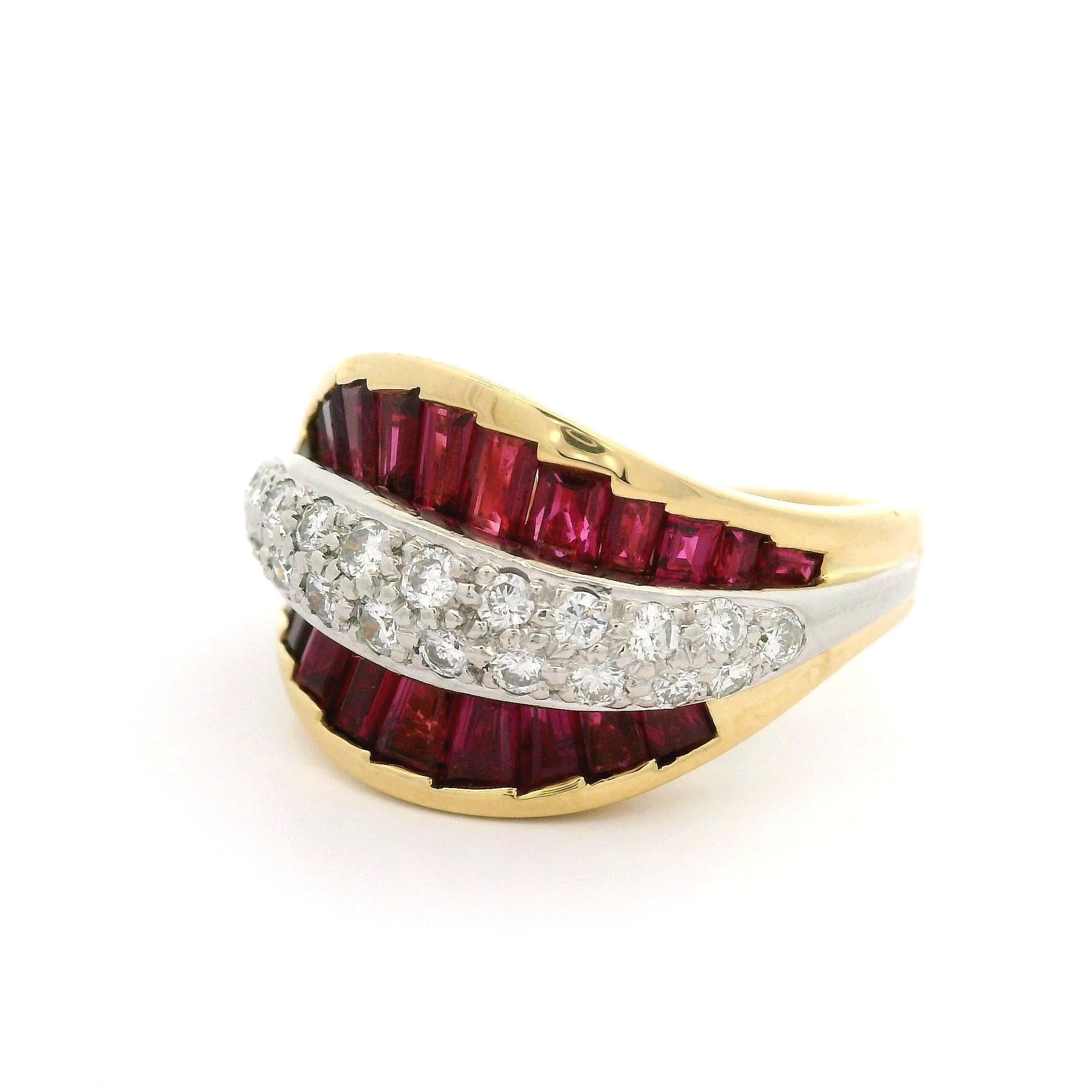 Bague de haute qualité en or jaune 18 carats, platine, rubis baguette 2,82 carats et diamants en vente 3