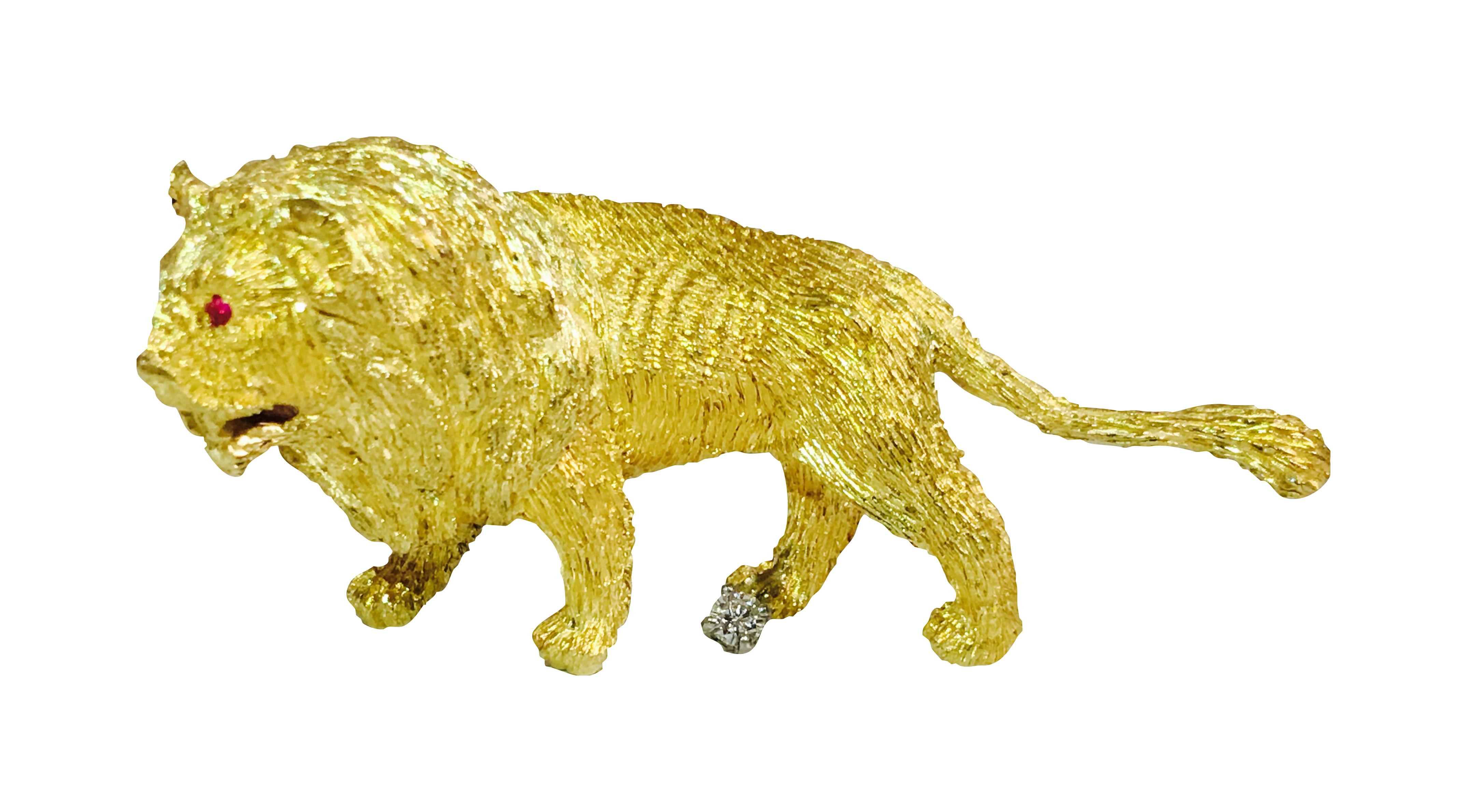 In 18K yellow gold and platinum, this exquisite LION pin features a 0.09 carat diamond and ruby, showcasing tremendous work and superb detail. Ideal for both men and women, this piece epitomizes exquisite craftsmanship and timeless elegance.

Key