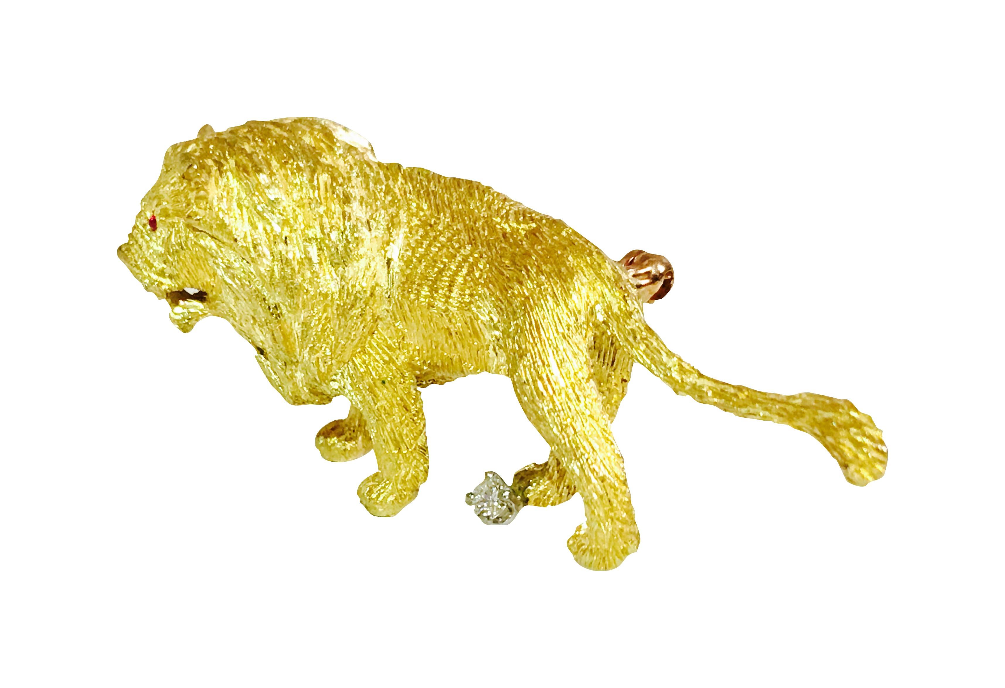 18K Yellow Gold Platinum LION Diamond Ruby Pin In Excellent Condition For Sale In Miami, FL