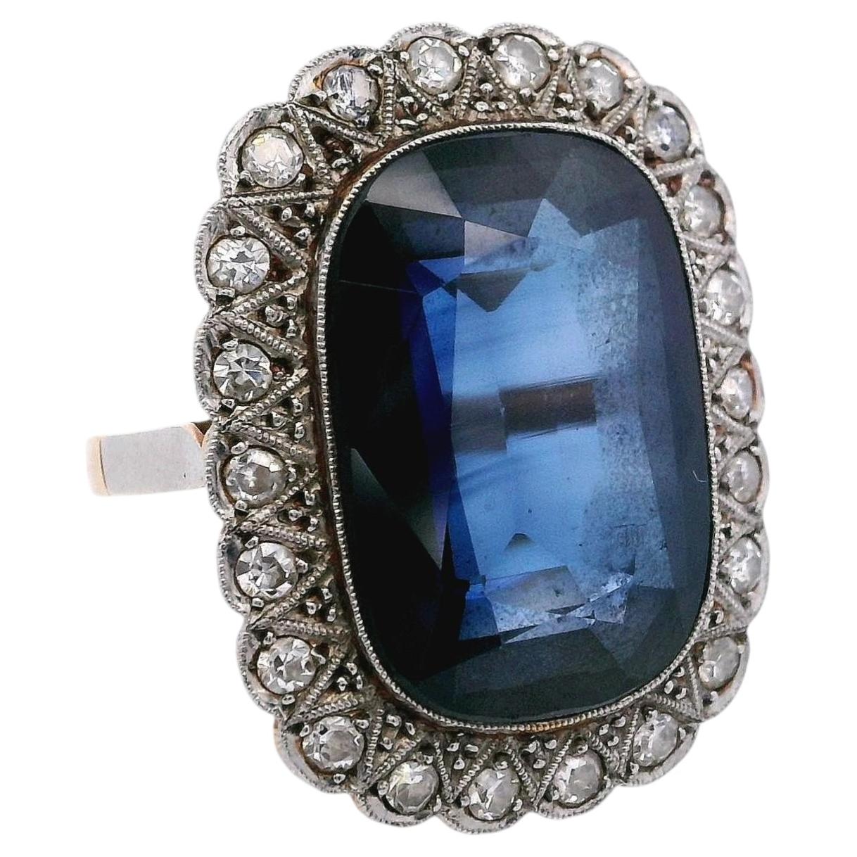 Ring aus 18-karätigem Gelbgold und Platin mit insgesamt 12,35 Karat synthetischen Saphiren und Diamanten