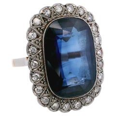 Anillo de oro amarillo de 18 quilates y platino con 12,35 quilates en total de zafiros sintéticos y diamantes