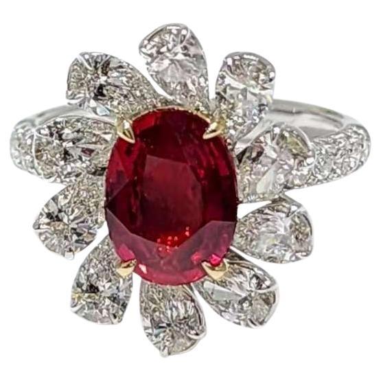 Questo anello bicolore mozzafiato mette in mostra un vivido rubino ovale da 2,02 carati certificato da GRS, cullato in calde griffe d'oro giallo da 18 carati per un sorprendente tocco di colore. Il design di ispirazione floreale dell'anello si