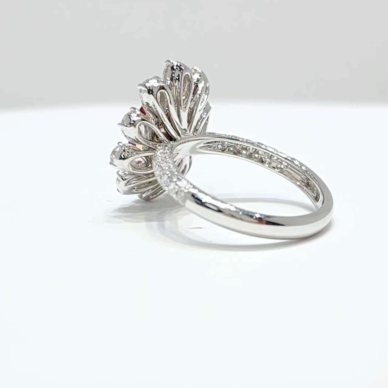 Donna Anello floreale con rubino e diamante in oro giallo 18 carati e platino - 2,02 carati certificato GRS in vendita