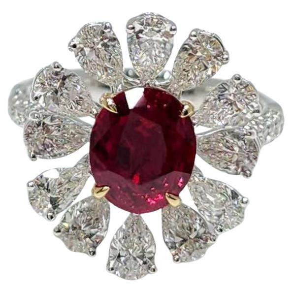 Fai colpo con questo anello bicolore con un rubino da 2,02 carati certificato GRS come punto focale. Realizzato in un armonioso mix di oro giallo 18 carati e platino, il design dell'anello irradia come una stella, con dodici diamanti a forma di pera