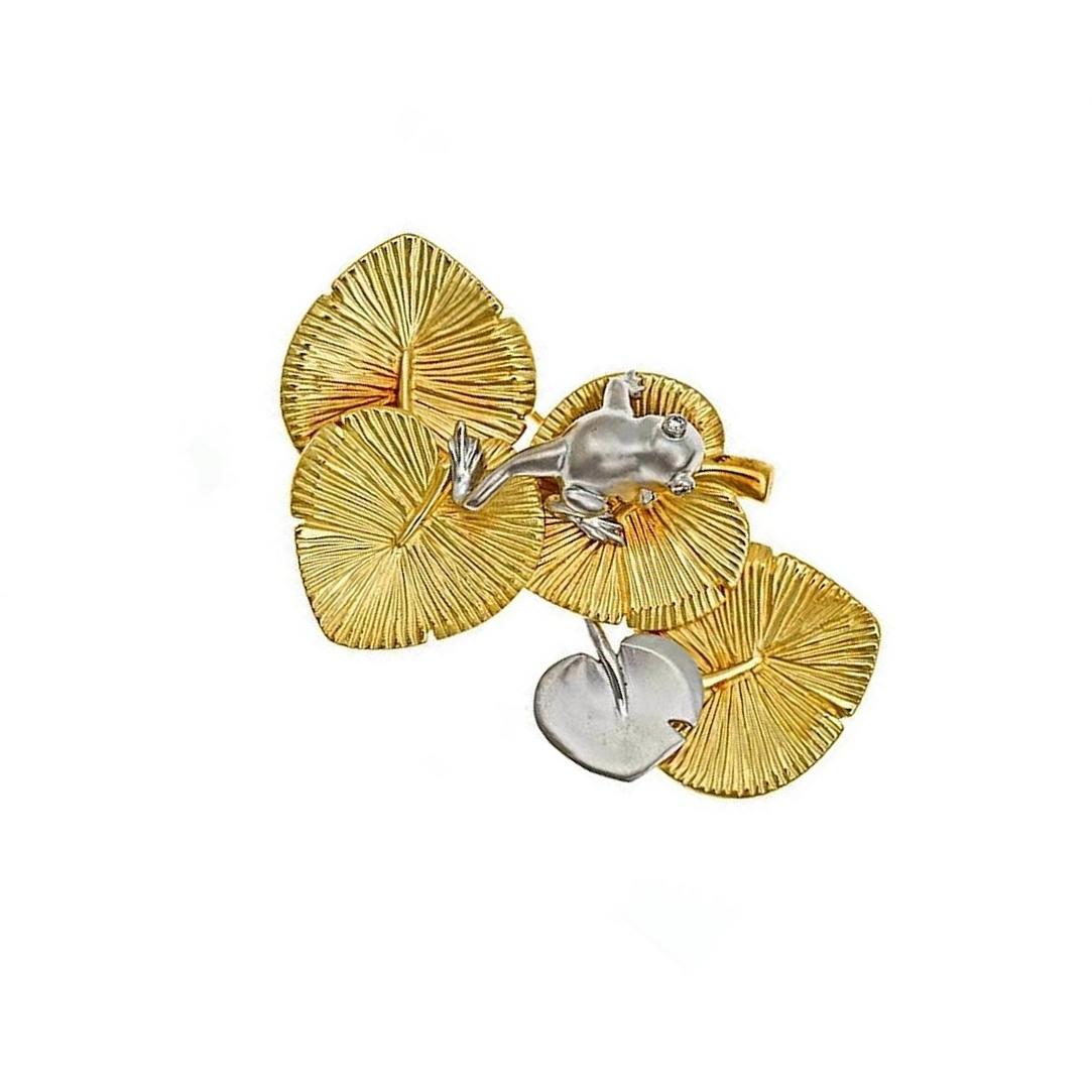 18k Yellow Gold Platinum WATER LILY WITH FROG Brooch by John Landrum Bryant In New Condition For Sale In New York, NY